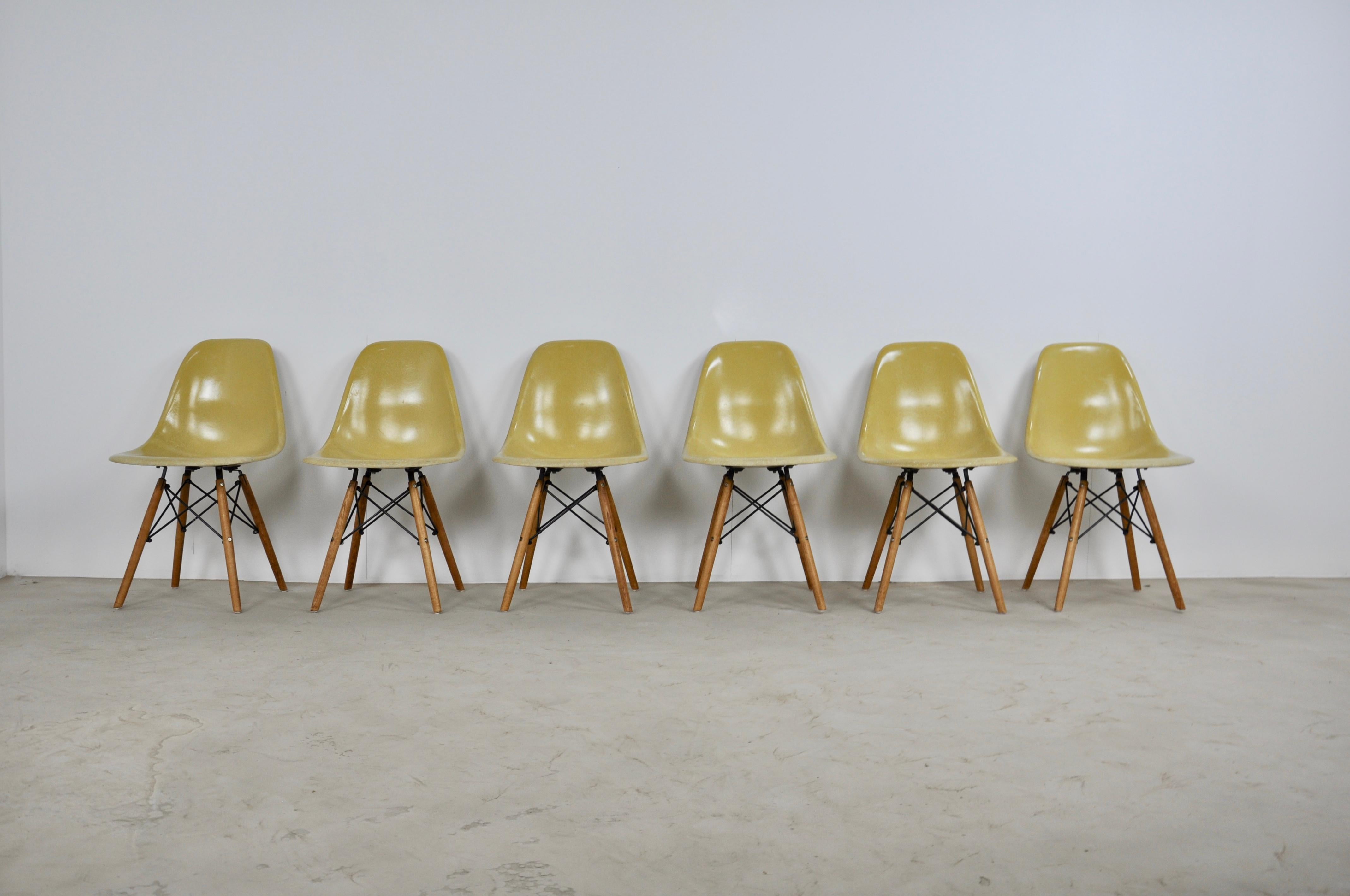 Set of 6 chairs in yellow fiberglass. Stamped Herman Miller (see photo). The legs had to be changed because old in bad condition.