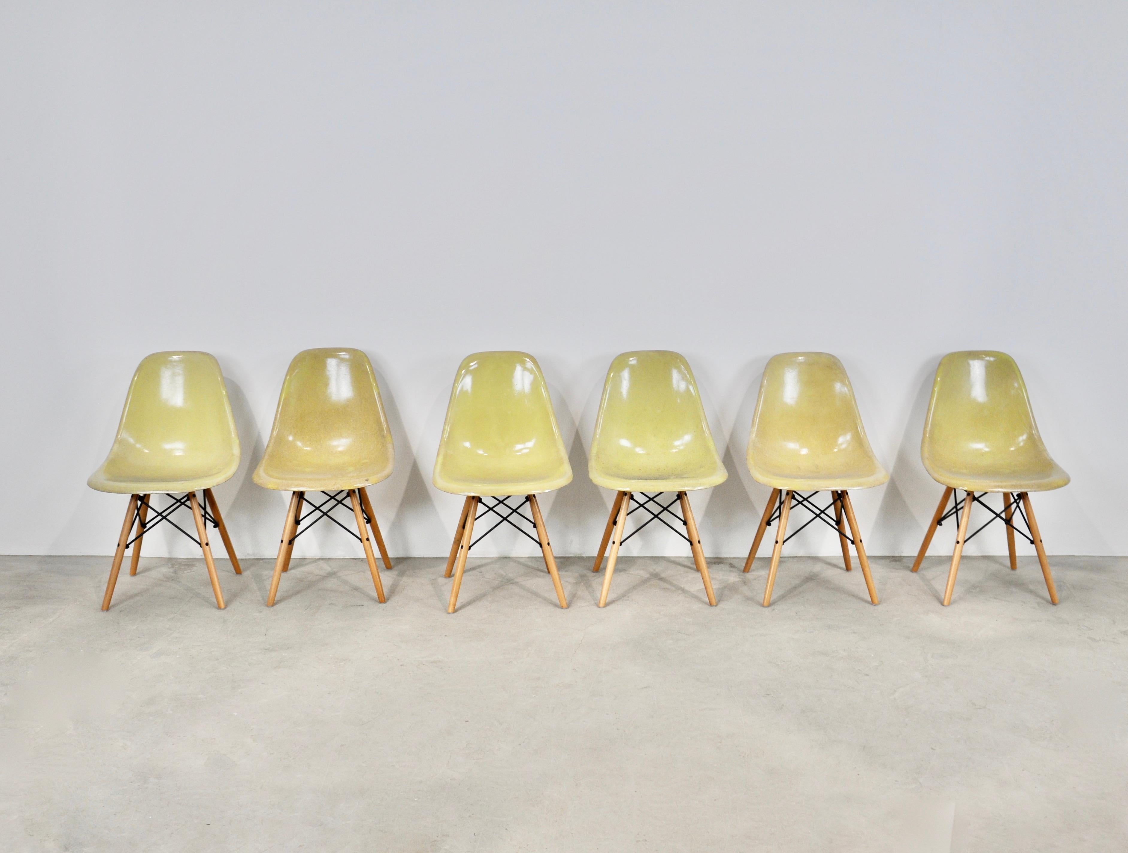 Set of 6 chairs in yellow fiberglass. Stamped Herman Miller (see photo). The legs had to be changed because old in bad condition.