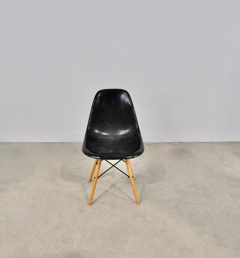 1 black fiberglass chairs. Stamped Herman Miller (see picture). The legs had to be changed because they were in bad condition.