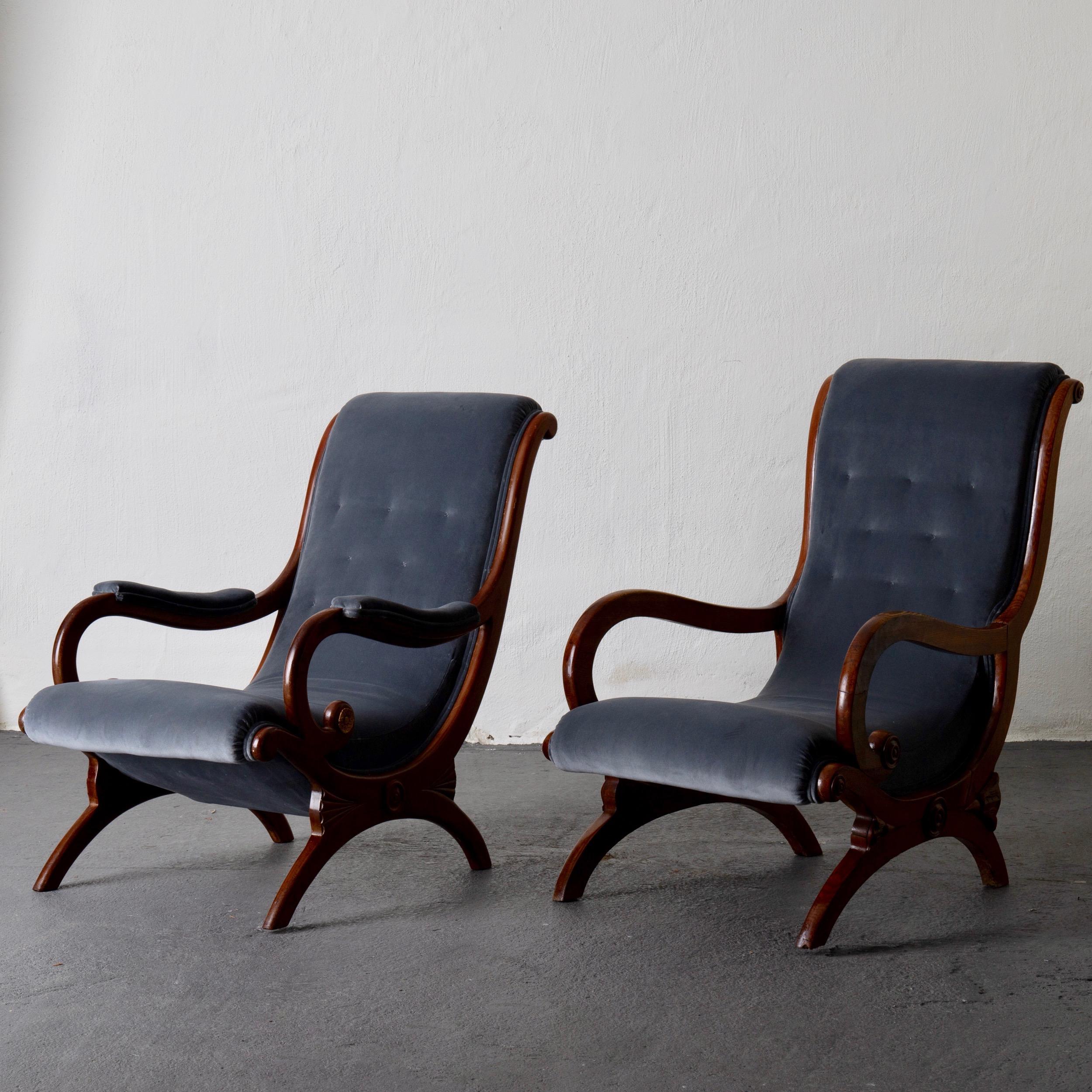 Chairs easy Swedish Mahogany gray velvet 19th century, Sweden. An assembled pair of lounge chairs made in Sweden during the Karl Johan period, mid-19th century. Upholstered in a bluish gray velvet. Frame in a mid-colored brown. Elegant and