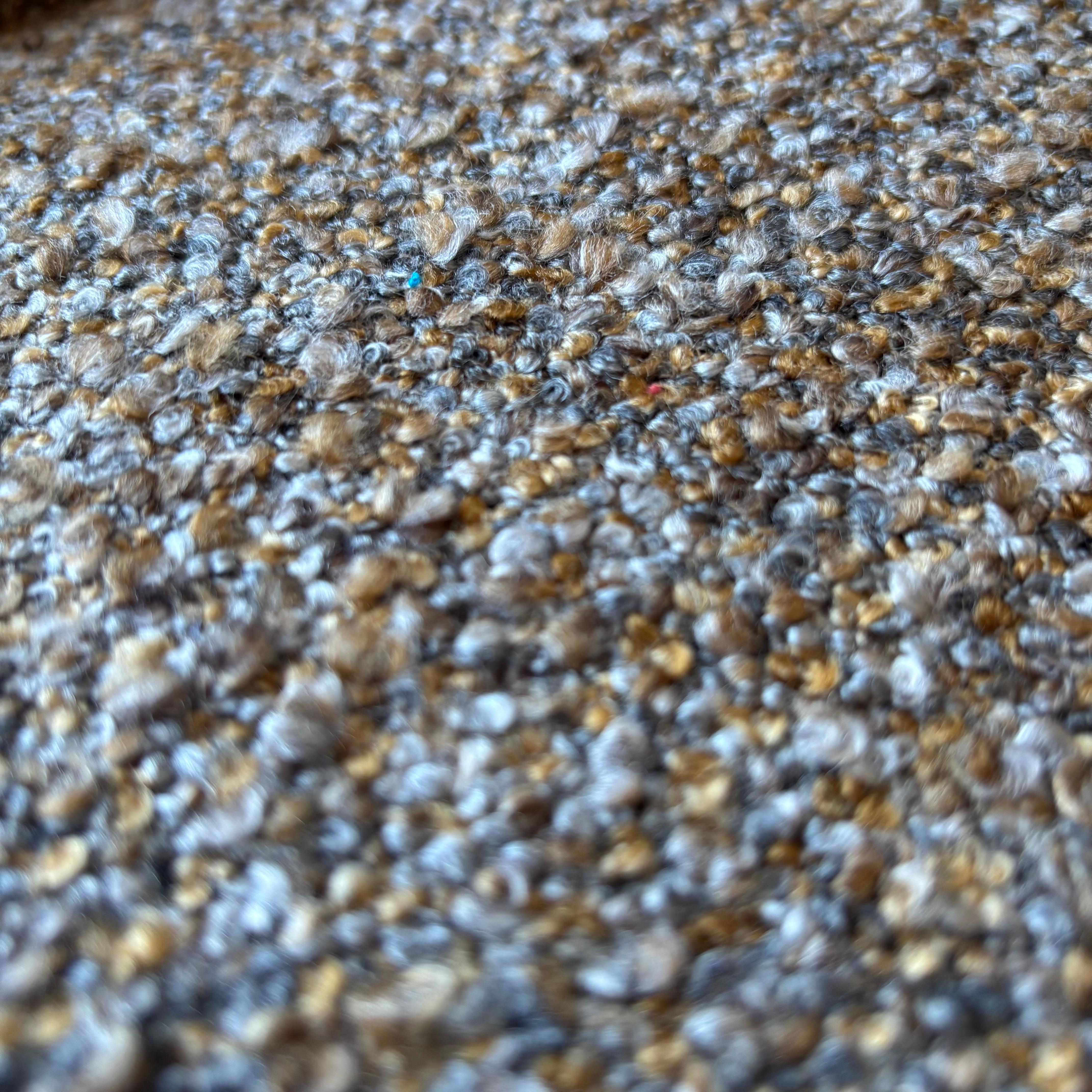 Questa invitante coppia di poltrone girevoli di metà secolo combina un design scultoreo con un comfort e una funzionalità eccezionali. Le sedie sono caratterizzate da una bella forma organica e da basi girevoli che aggiungono un elemento di