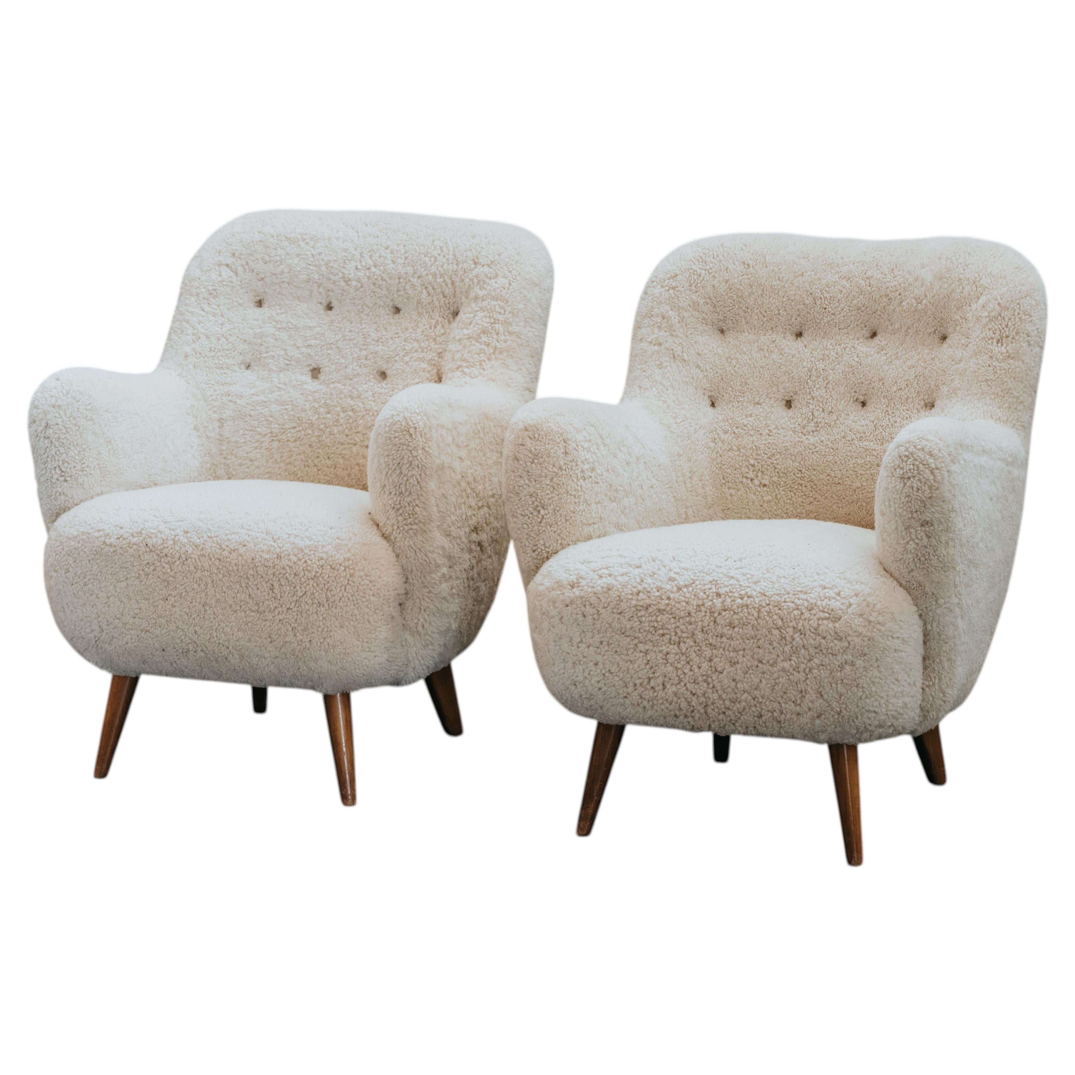 Par de sillones vintage de ebanista con tapizado de piel de oveja, procedentes de Suecia, de alrededor de 1960 en venta