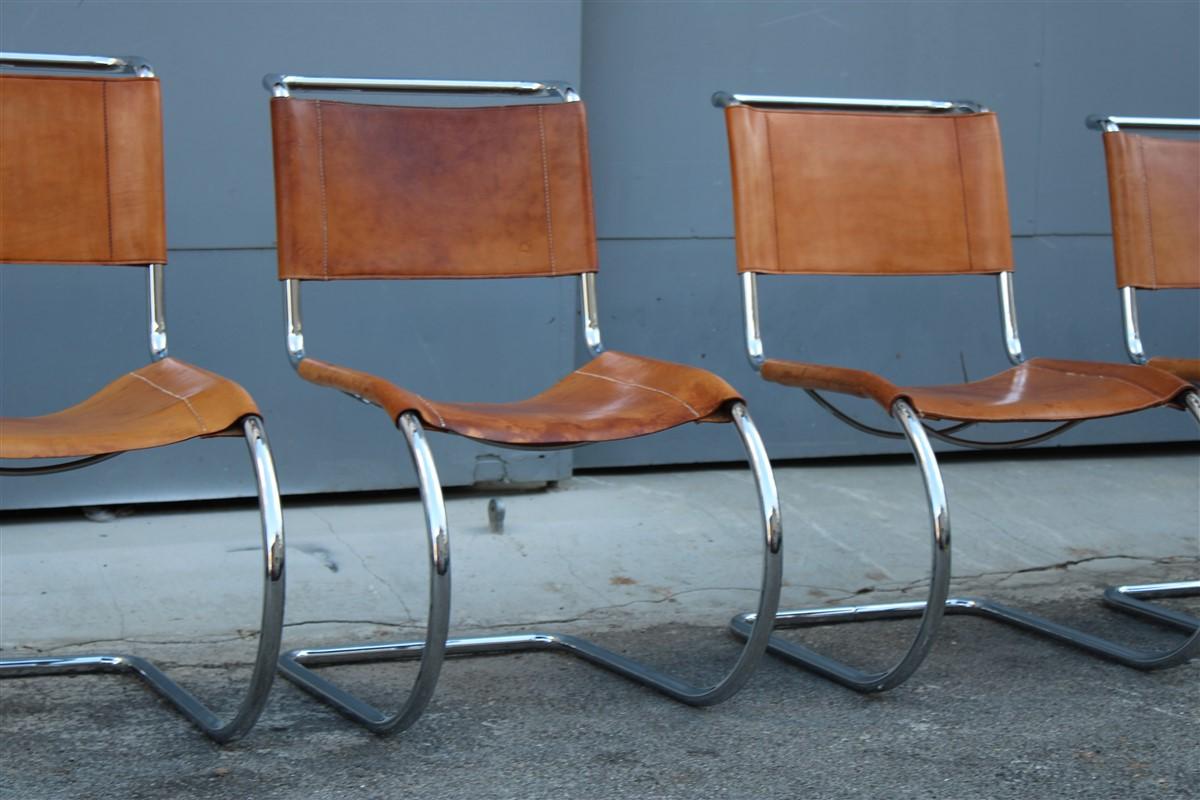 Stühle aus geschwungenem Stahlleder, italienisches Design, Ludwig MIES VAN DER ROH Knoll, 1970er Jahre  (Ende des 20. Jahrhunderts) im Angebot