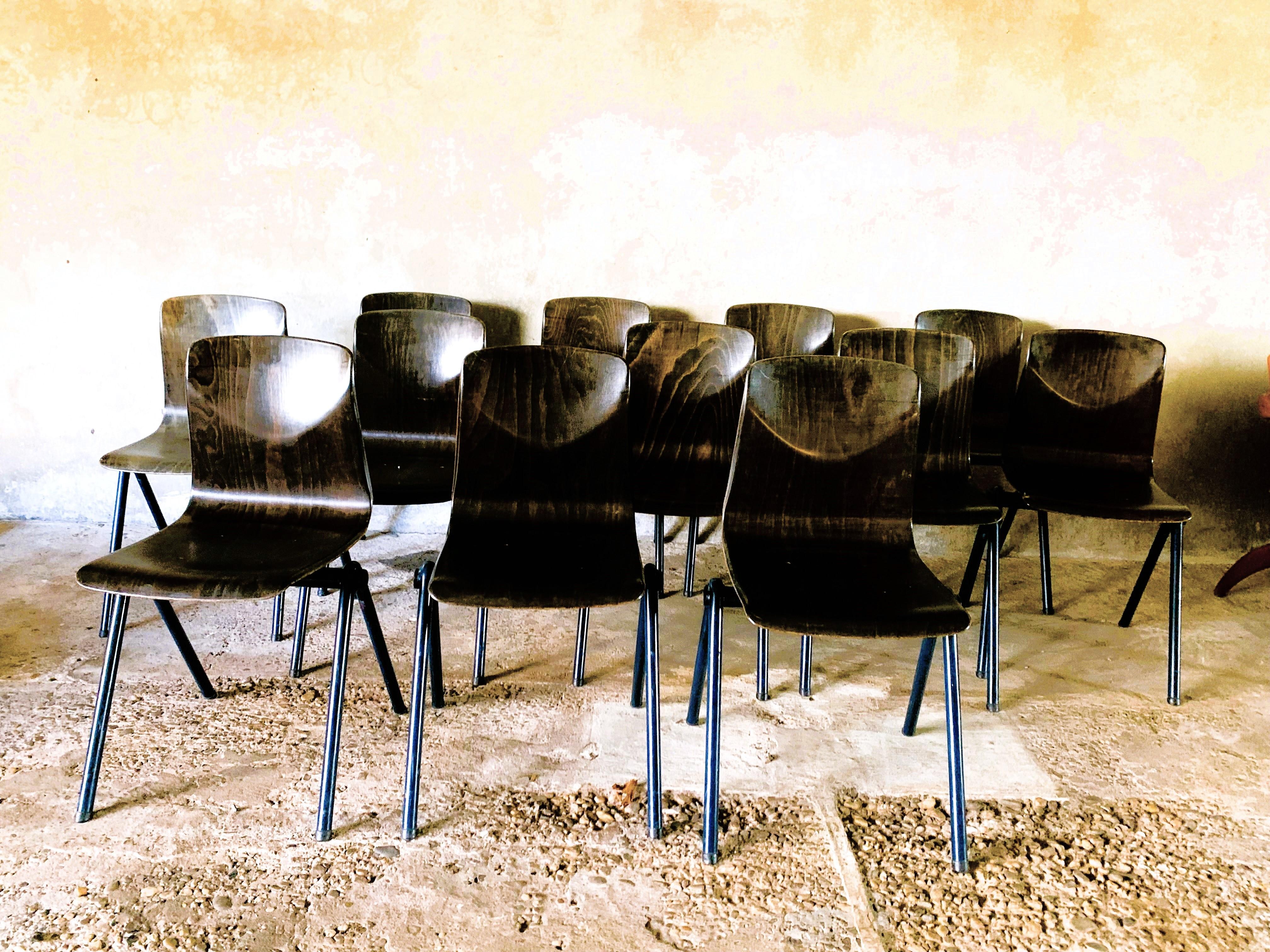 Die charakteristischen Industriestühle wurden 1967 von Galvanitas, Pagholz (Westdeutschland) und Thurop SA (Schweiz) entwickelt.
Diese Stühle mit einem Pyramidengestell sind von den Pyramidenstühlen von Wim Rietveld abgeleitet. Auch die Stühle haben