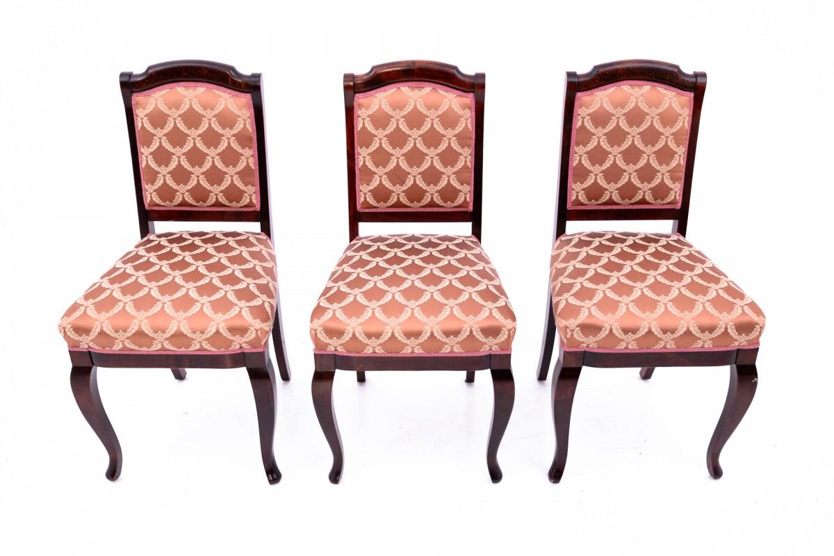 Trois chaises du tournant des 19e et 20e siècles, Europe du Nord.

Les chaises sont en très bon état, les assises et les dossiers sont recouverts d'un tissu neuf.

Dimensions : hauteur 96 cm / hauteur d'assise. 50 cm / largeur 48 cm / profondeur 52