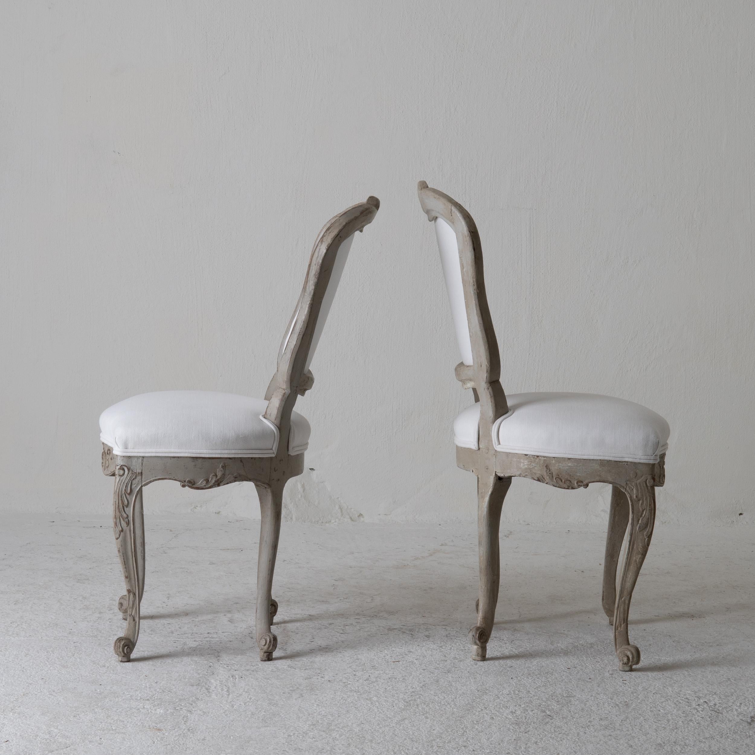 Paar schwedische Rokoko-Stühle 1750-1775 in Weiß, Grün und Grau, Schweden (Europäisch) im Angebot