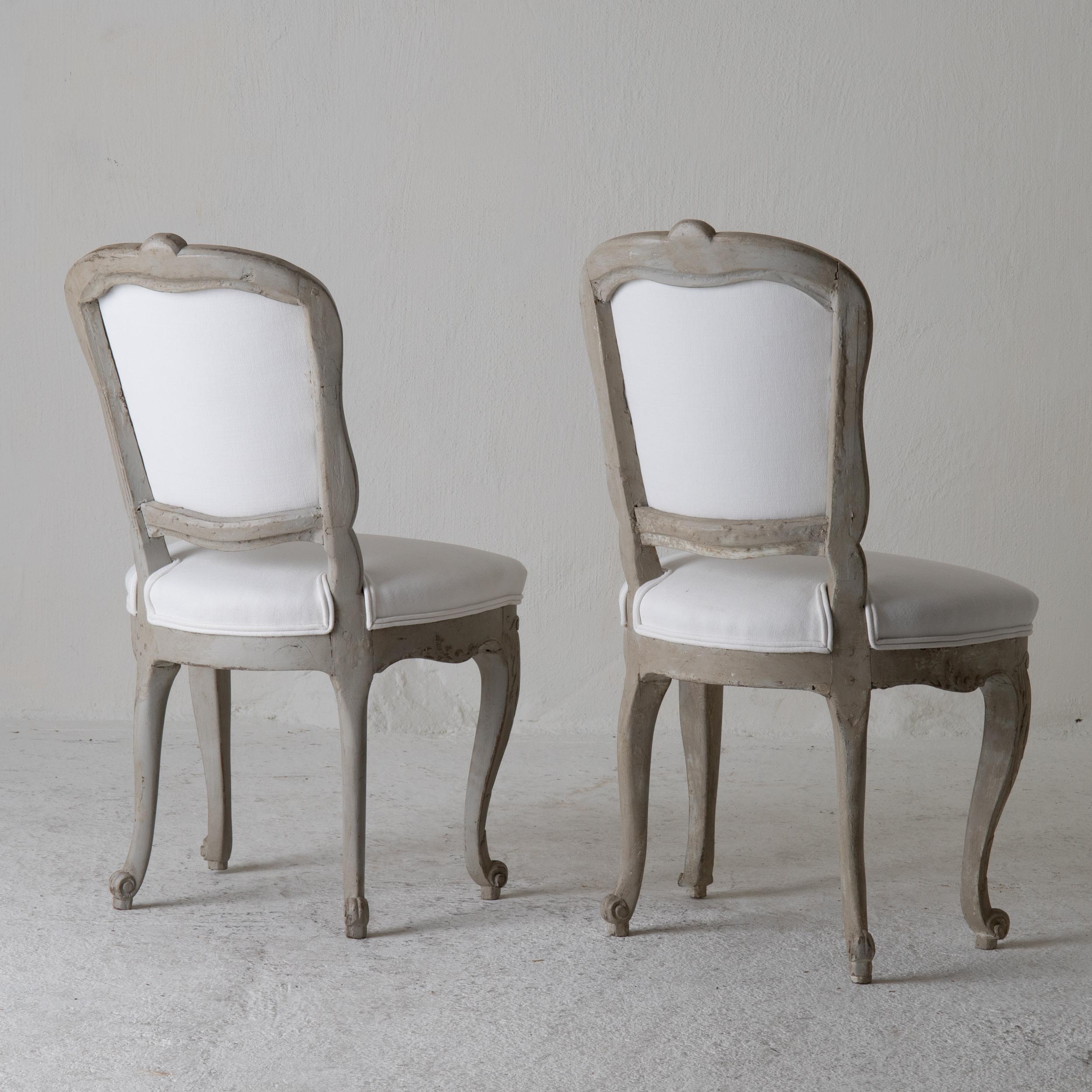 Européen Paire de chaises rococo suédoises 1750-1775 blanc vert gris, Suède en vente