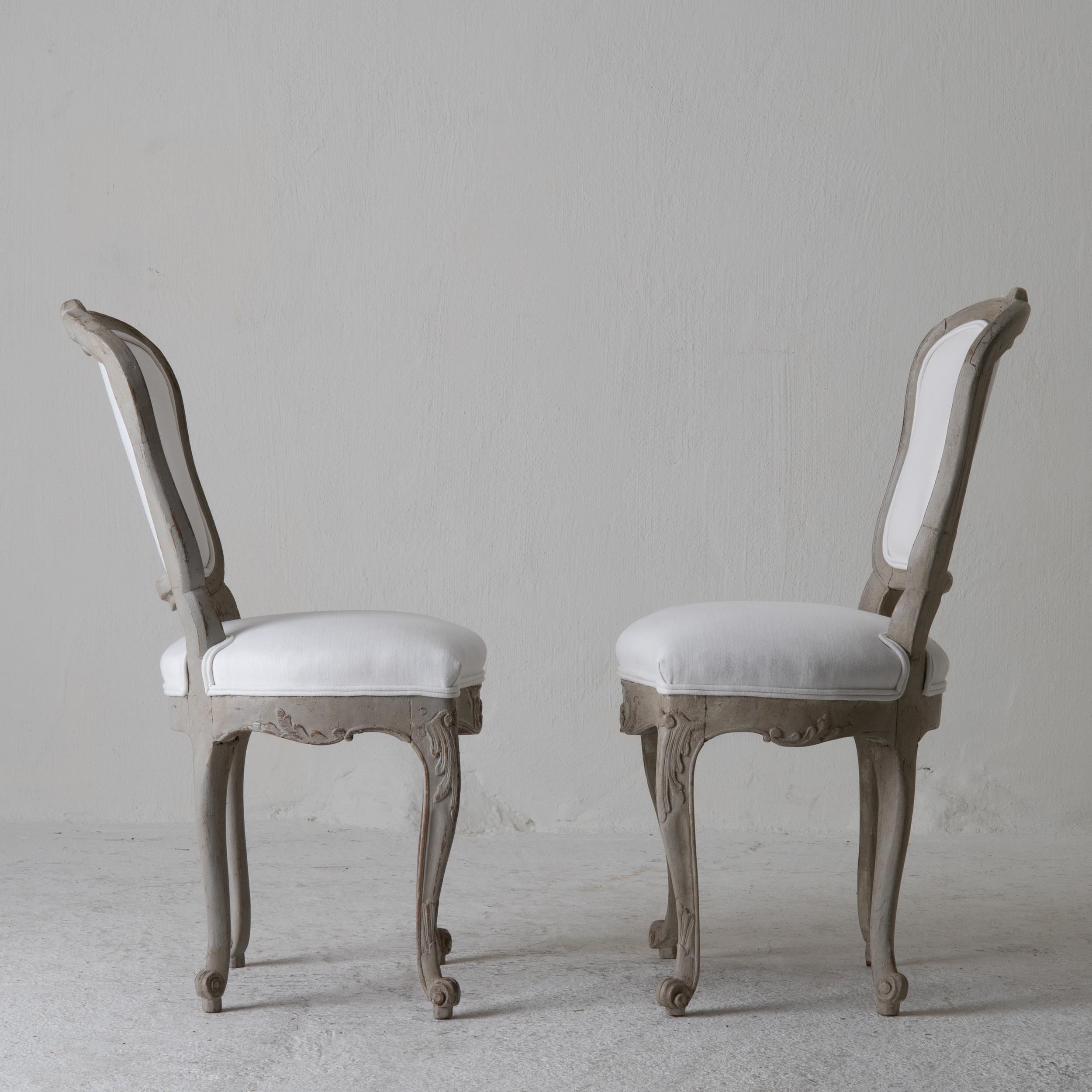 Paar schwedische Rokoko-Stühle 1750-1775 in Weiß, Grün und Grau, Schweden im Zustand „Gut“ im Angebot in New York, NY