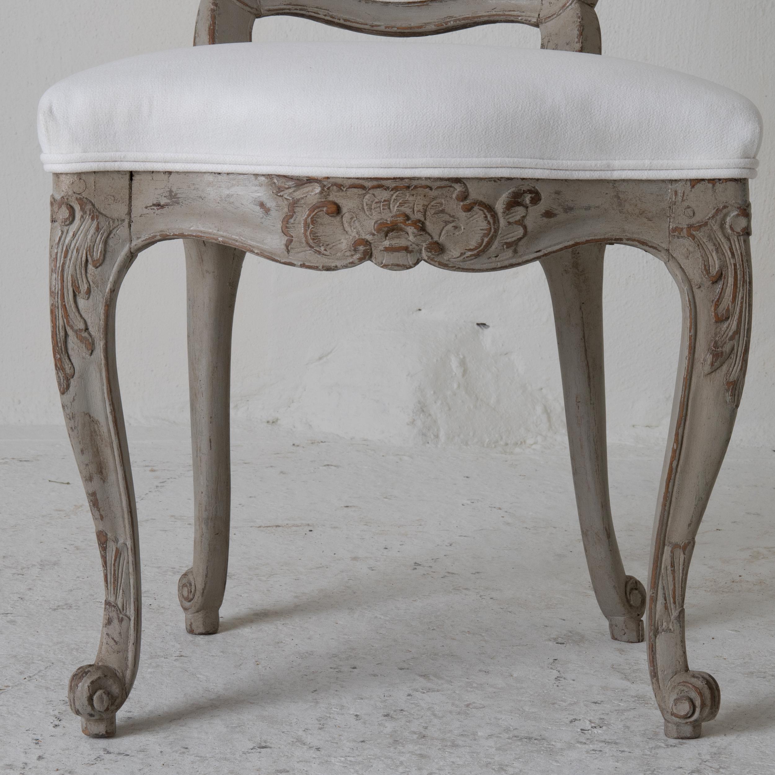 Paar schwedische Rokoko-Stühle 1750-1775 in Weiß, Grün und Grau, Schweden (Holz) im Angebot