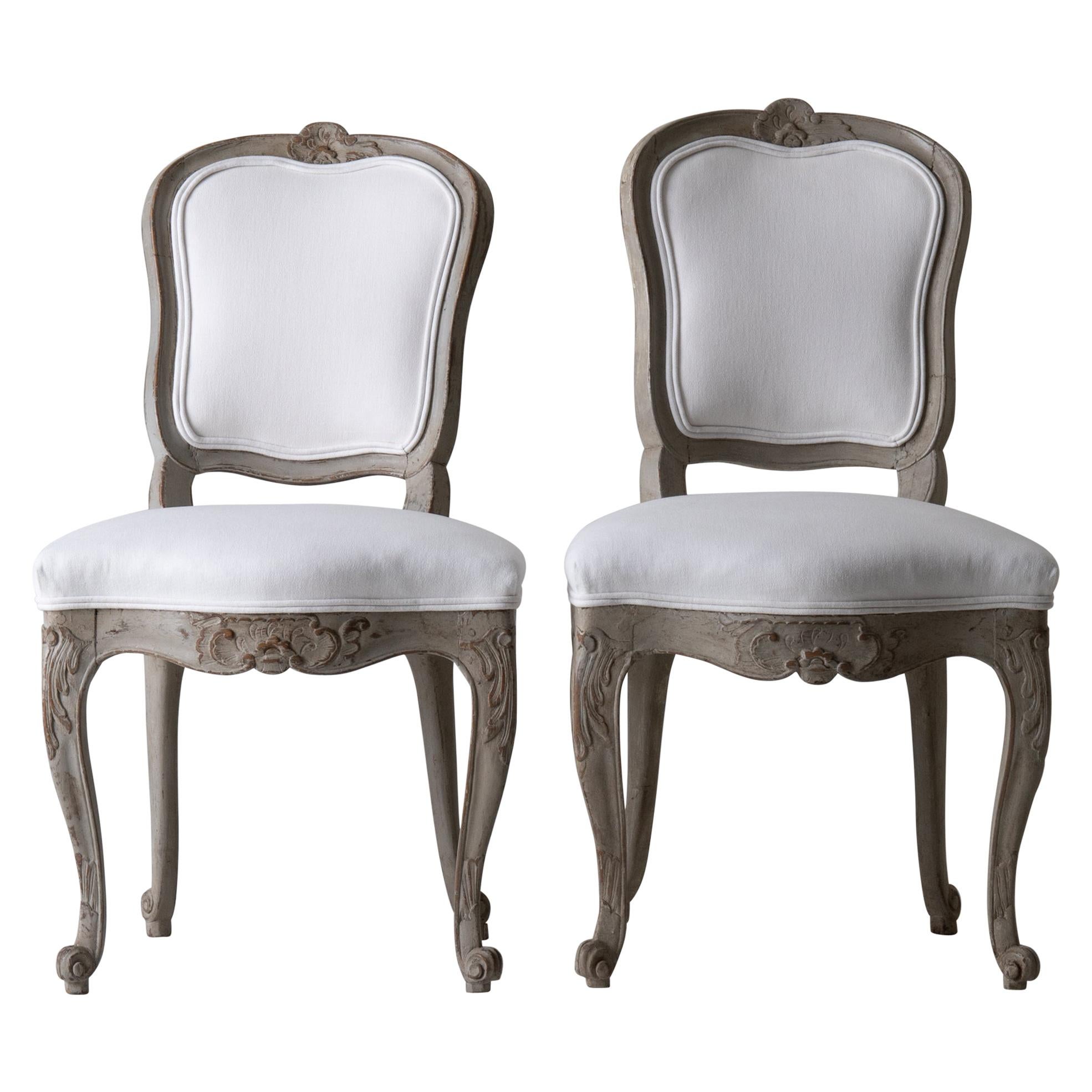 Paire de chaises rococo suédoises 1750-1775 blanc vert gris, Suède en vente