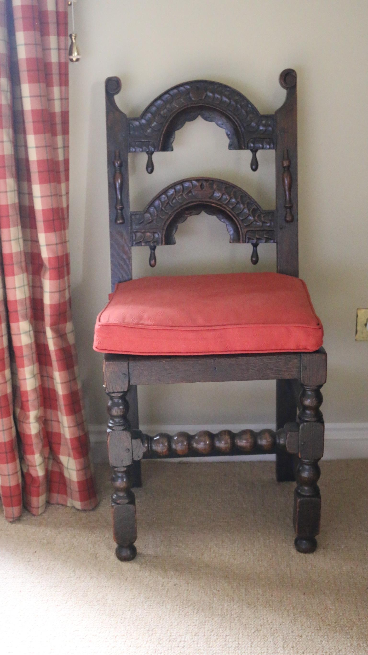 Anglais Ensemble de 5 chaises baroques jacobéennes anciennes en chêne de style maison de campagne architecturale en vente