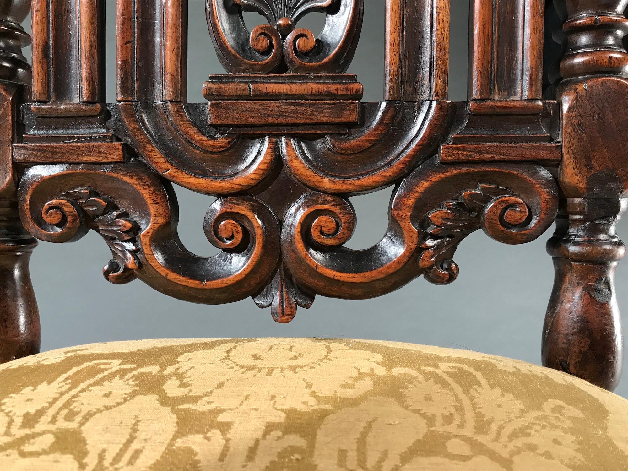 Ensemble de quatre chaises en noyer et marron sculpté, tapissées de damas de soie jaune du 18ème siècle en vente 6