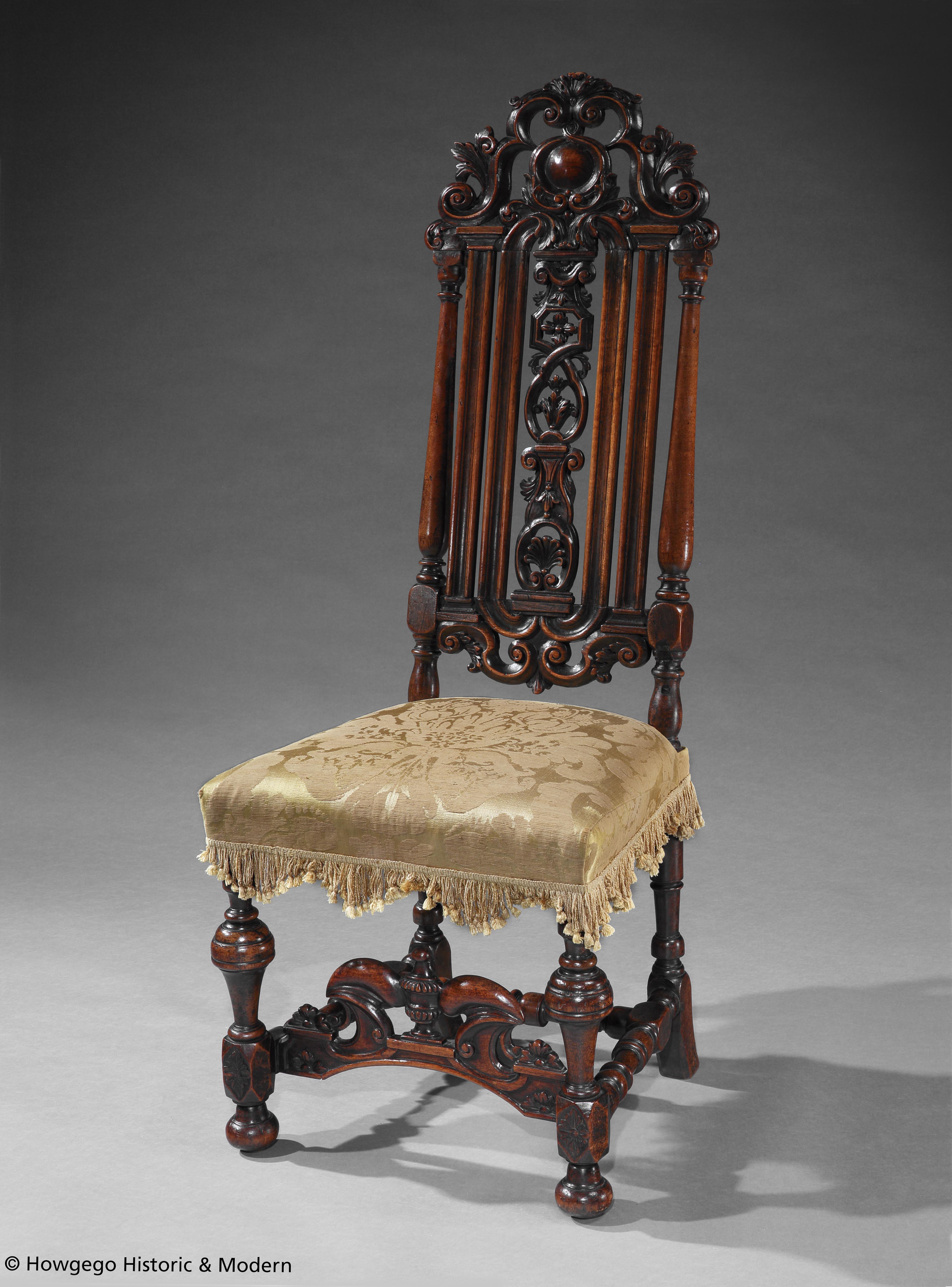Baroque Ensemble de quatre chaises en noyer et marron sculpté, tapissées de damas de soie jaune du 18ème siècle en vente