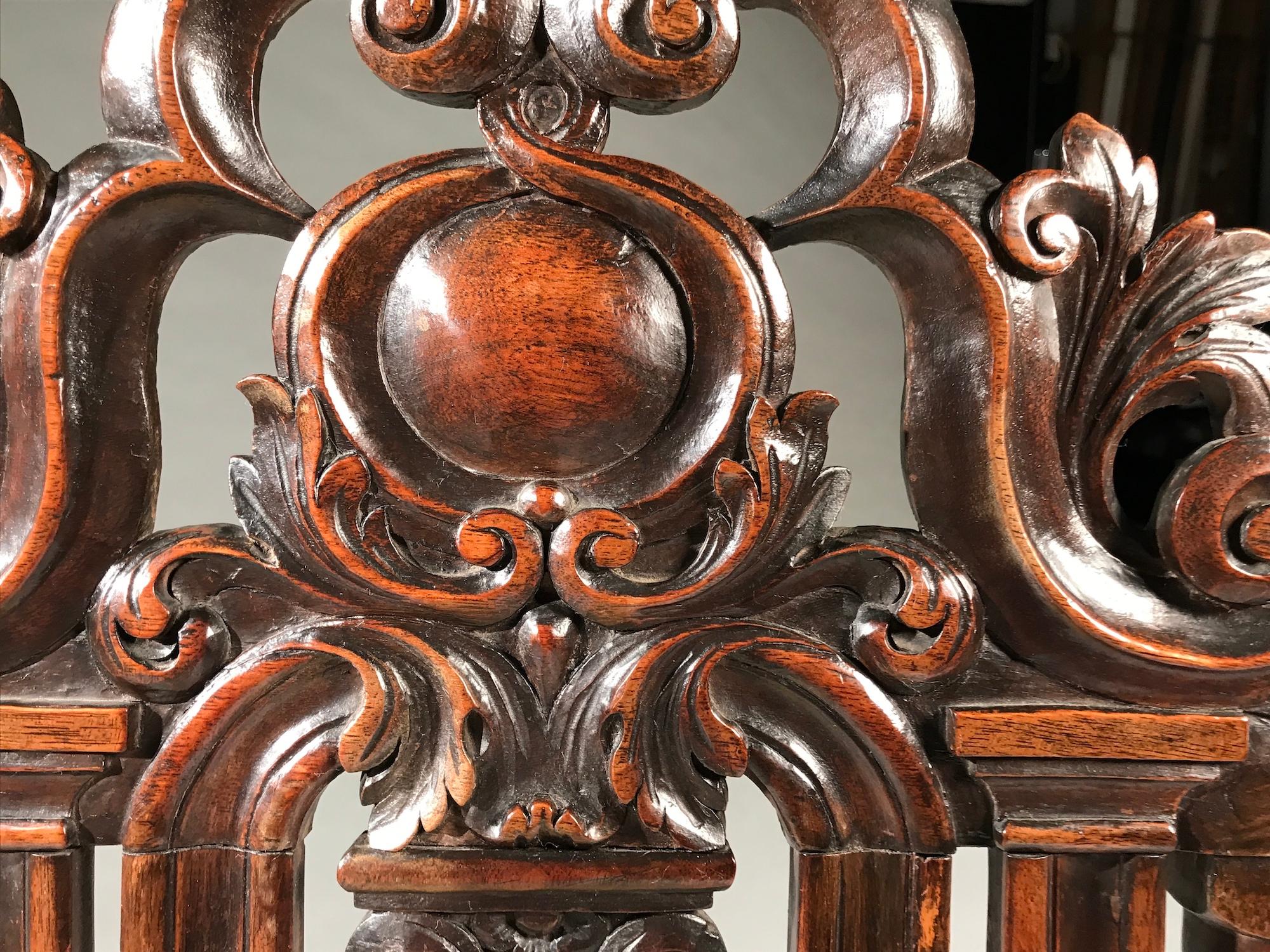 Début du XVIIIe siècle Ensemble de quatre chaises en noyer et marron sculpté, tapissées de damas de soie jaune du 18ème siècle en vente