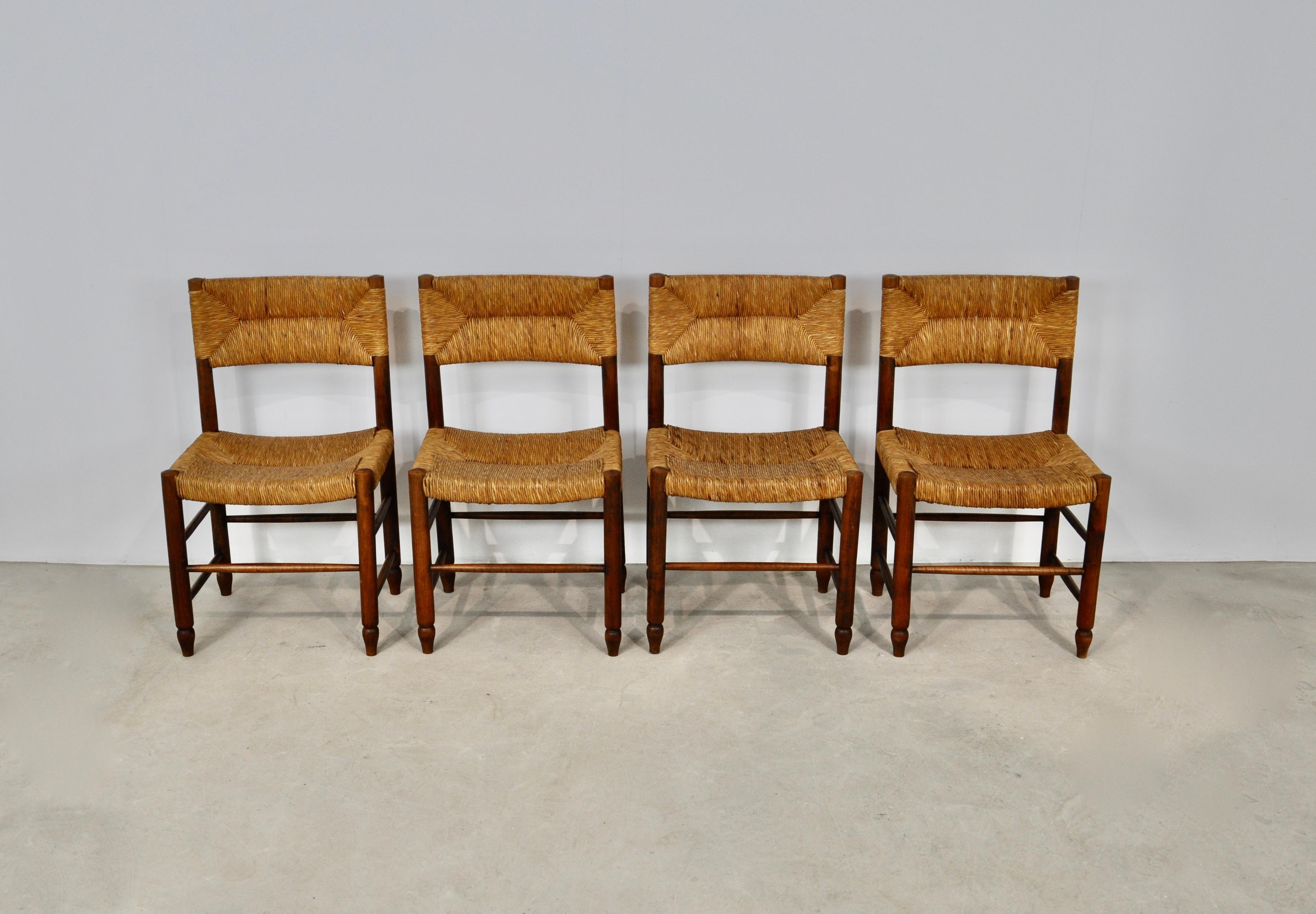 Set of 4 chairs in wood and mulch. Wear due to time and age of the chairs. Seat height 45cm.