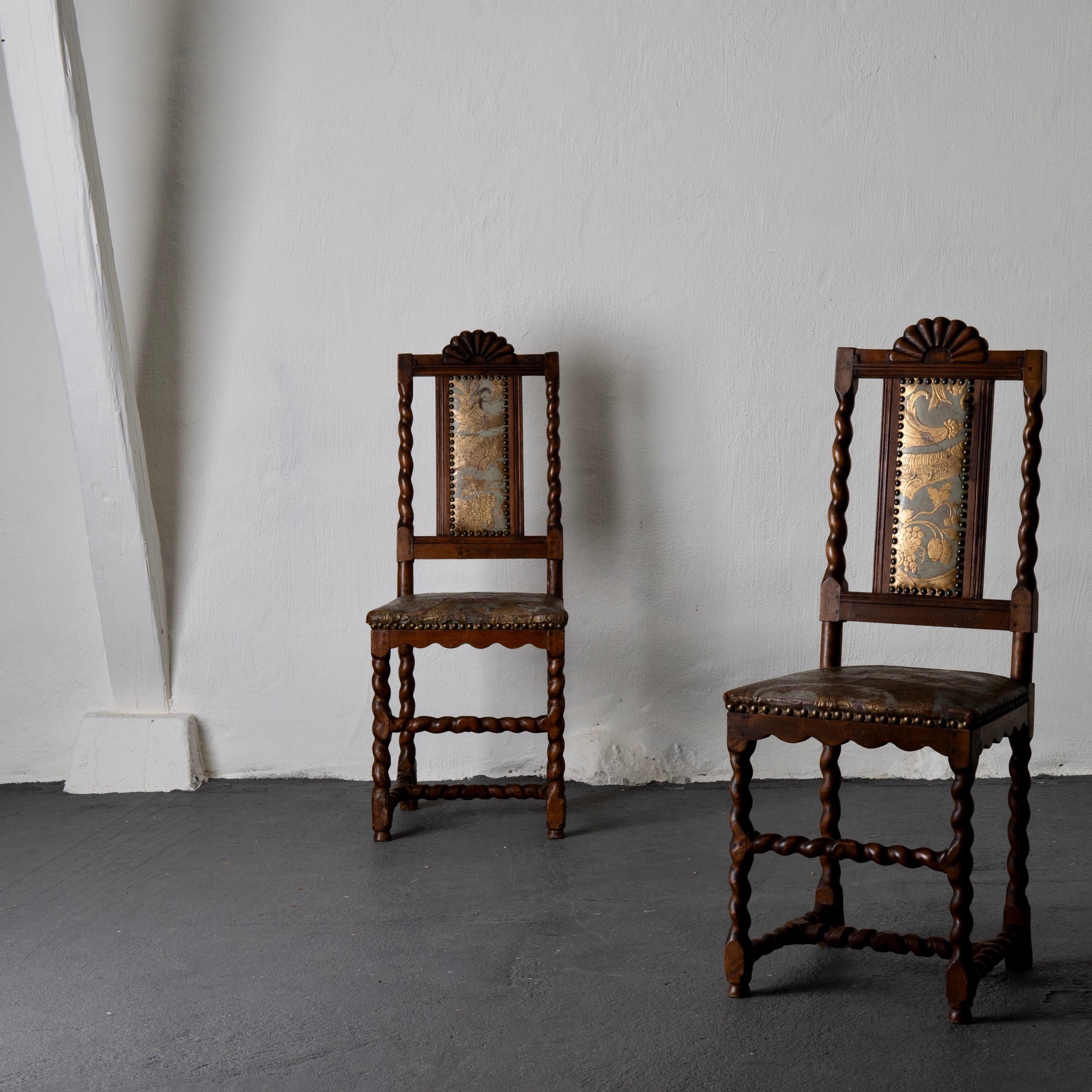 Chaises suédoises baroques en chêne brun cuir doré bleu clair Suède. Paire de chaises d'appoint Baroque Suède. Une paire de chaises d'appoint fabriquées pendant la période baroque en Suède. Cadre en bouleau teinté et rembourré en cuir doré.

 