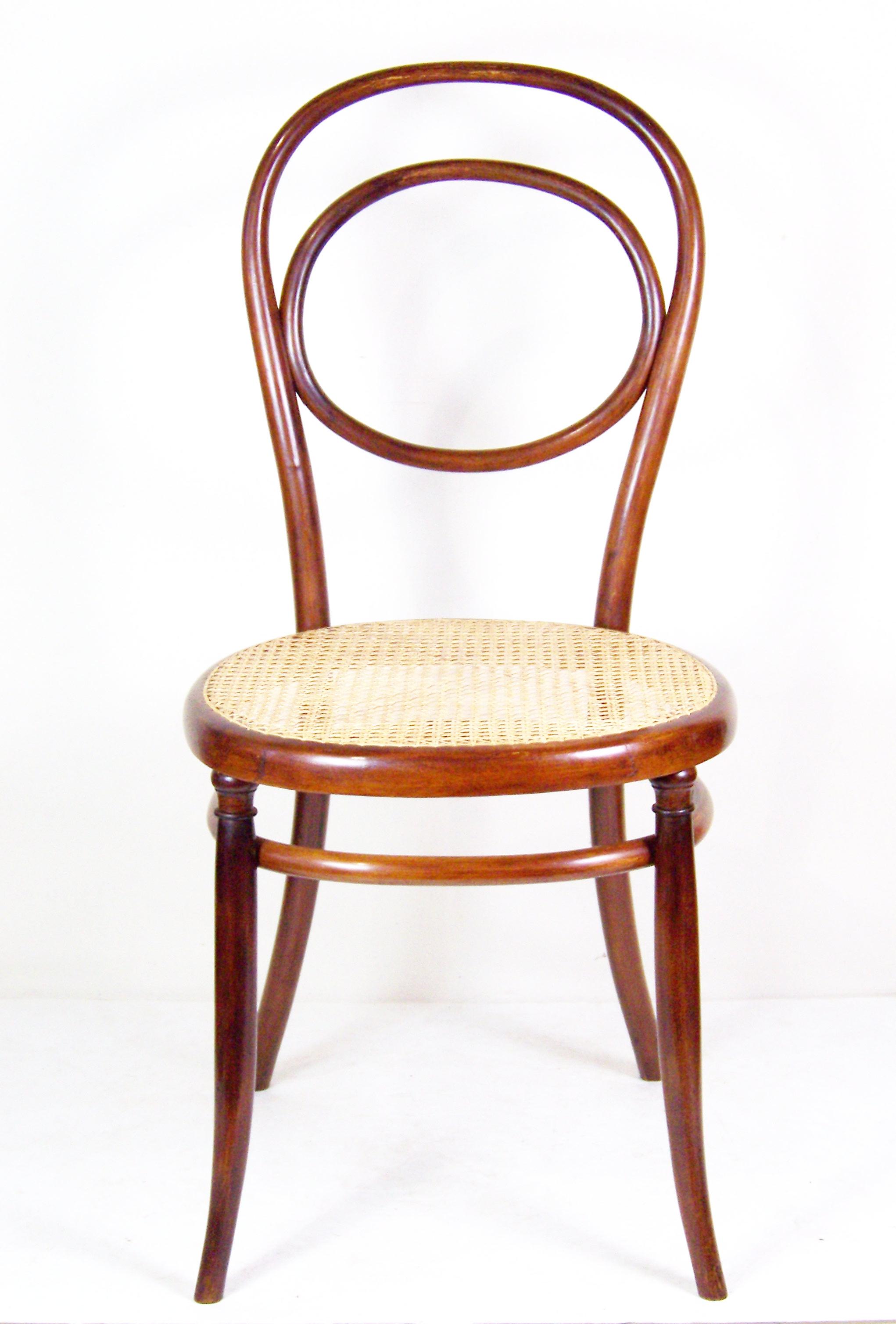 Fabriqué en Autriche par la société Gebrüder Thonet ou une société similaire. Il a été restauré récemment. Parfaitement nettoyé et repoli avec du vernis français. 