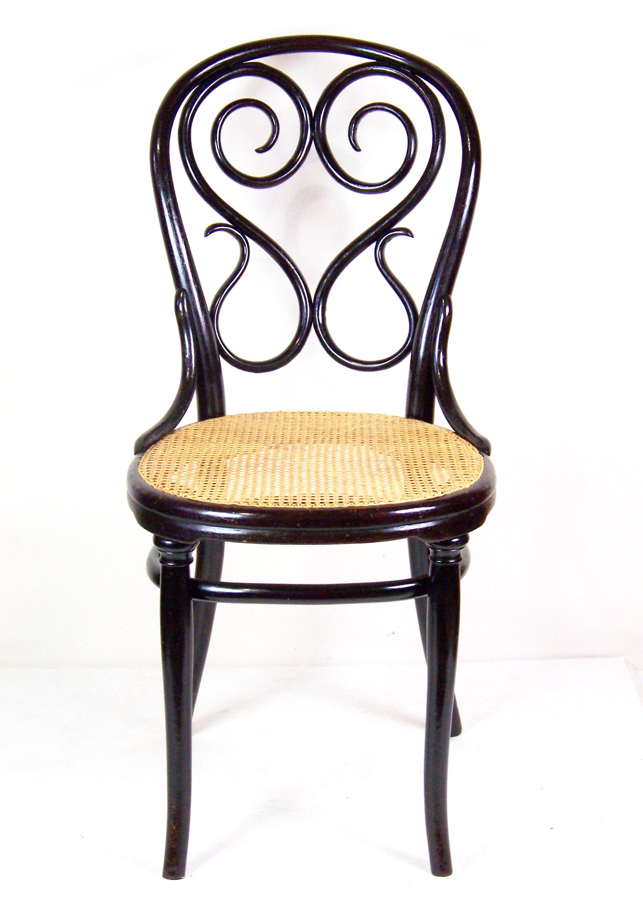 Manufactured in Austria by the Gebrüder Thonet company. Newly restored in the recent past. Perfectly cleaned and re-polished with french polish.