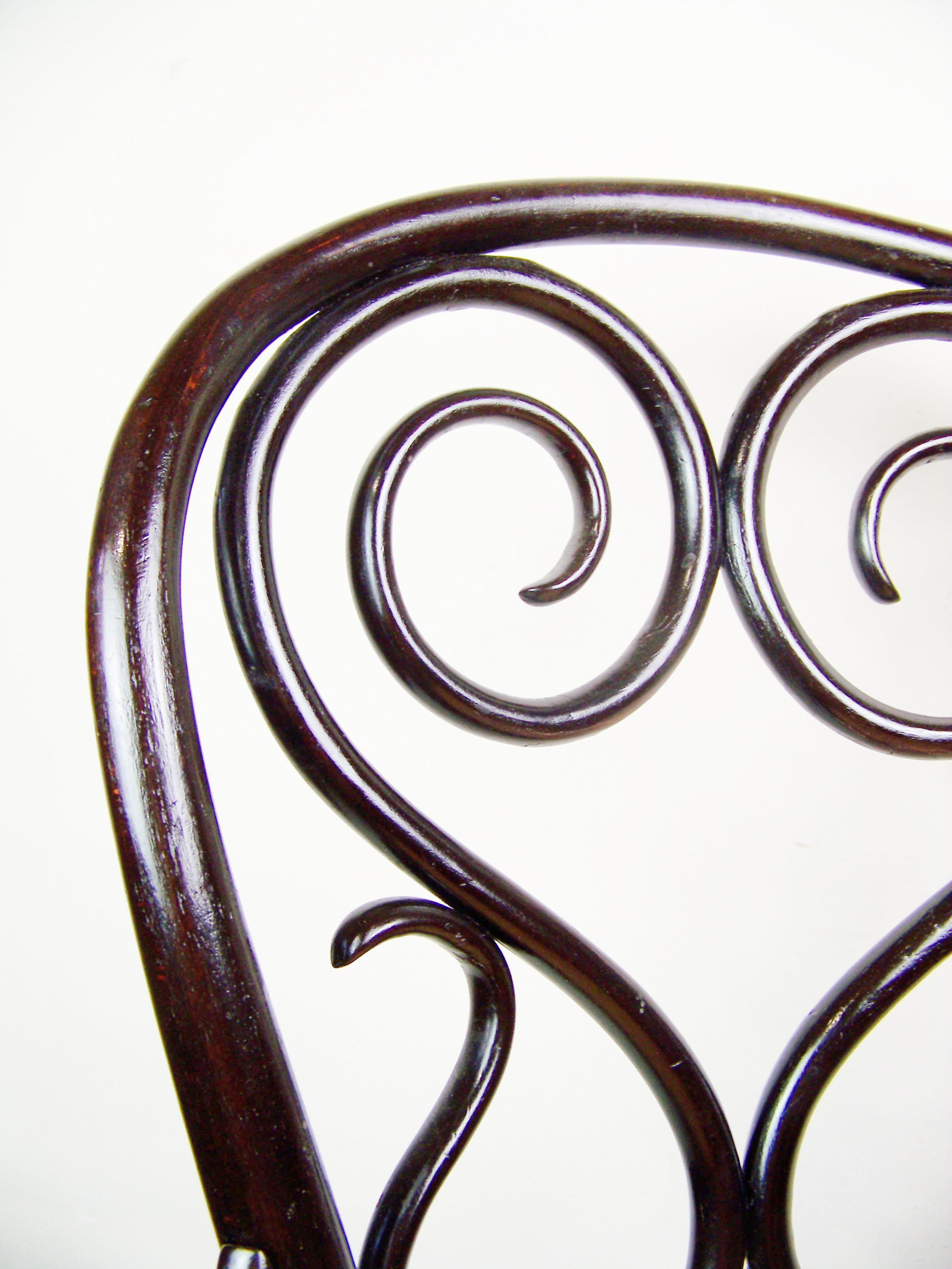 Chair Thonet Nr.4, circa 1880 In Good Condition In Praha, CZ