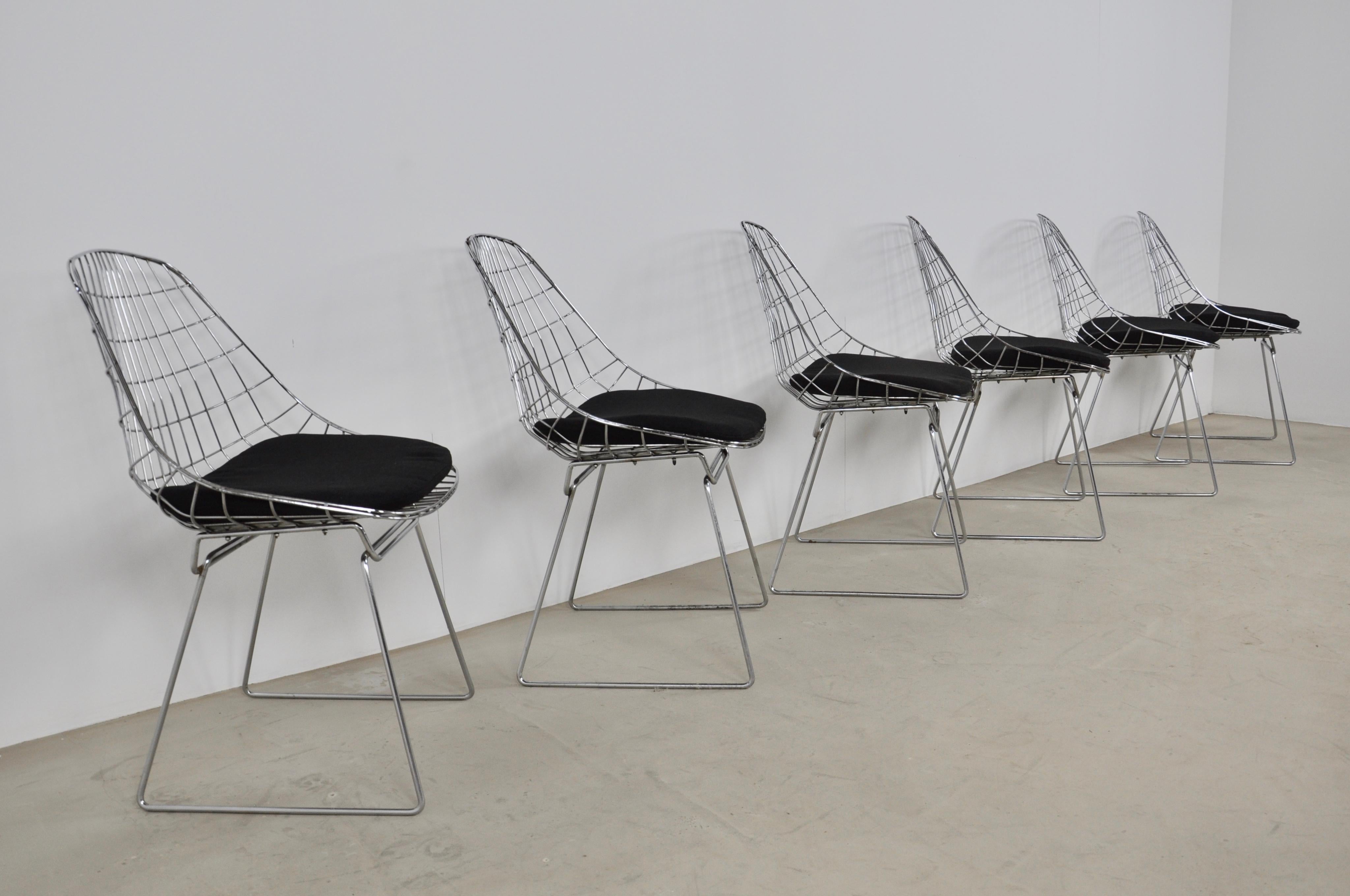 Set of 6 chromed metal chairs. Black fabric seat, removable cover. Wear on some chairs at the chrome level (see photos). Wear due to time and the age of the object.