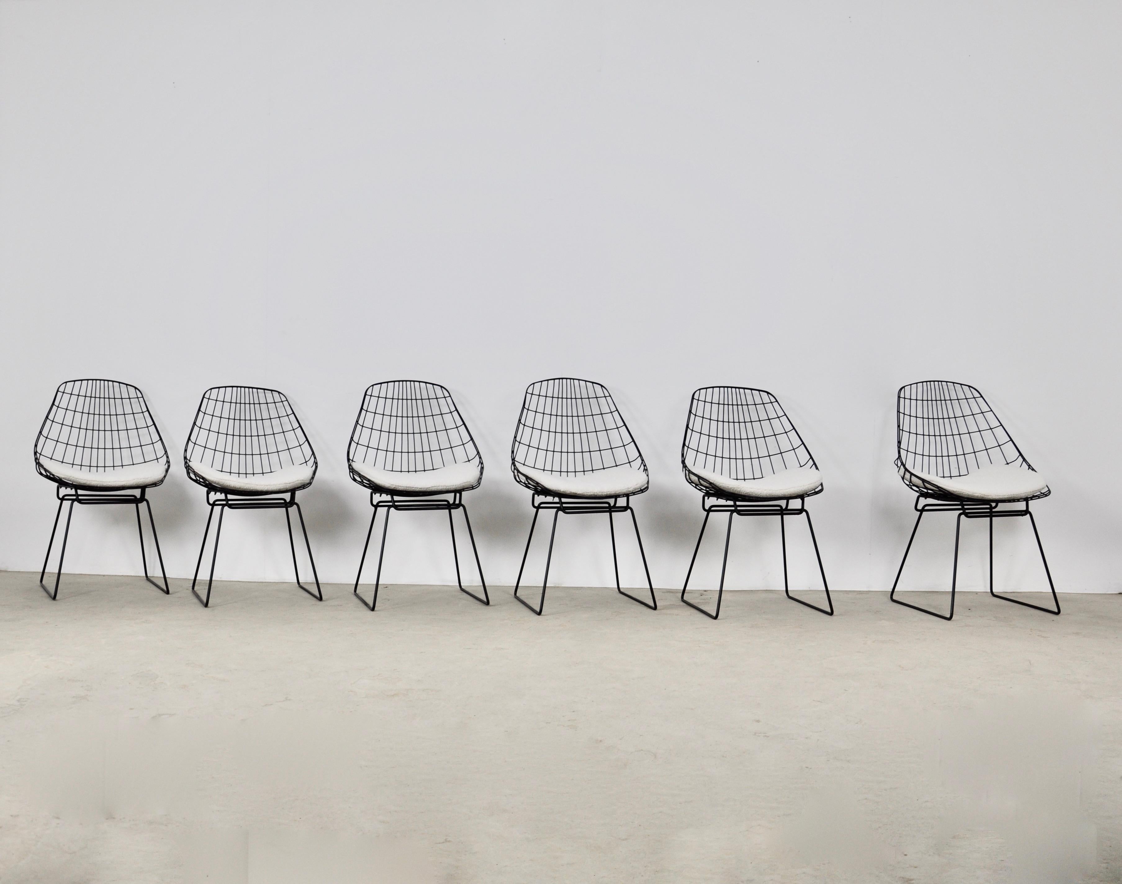 Set of 6 chairs in black metal and white fabric seat. Wear due to time and age of the chairs. Measure: Seat height: 42cm.