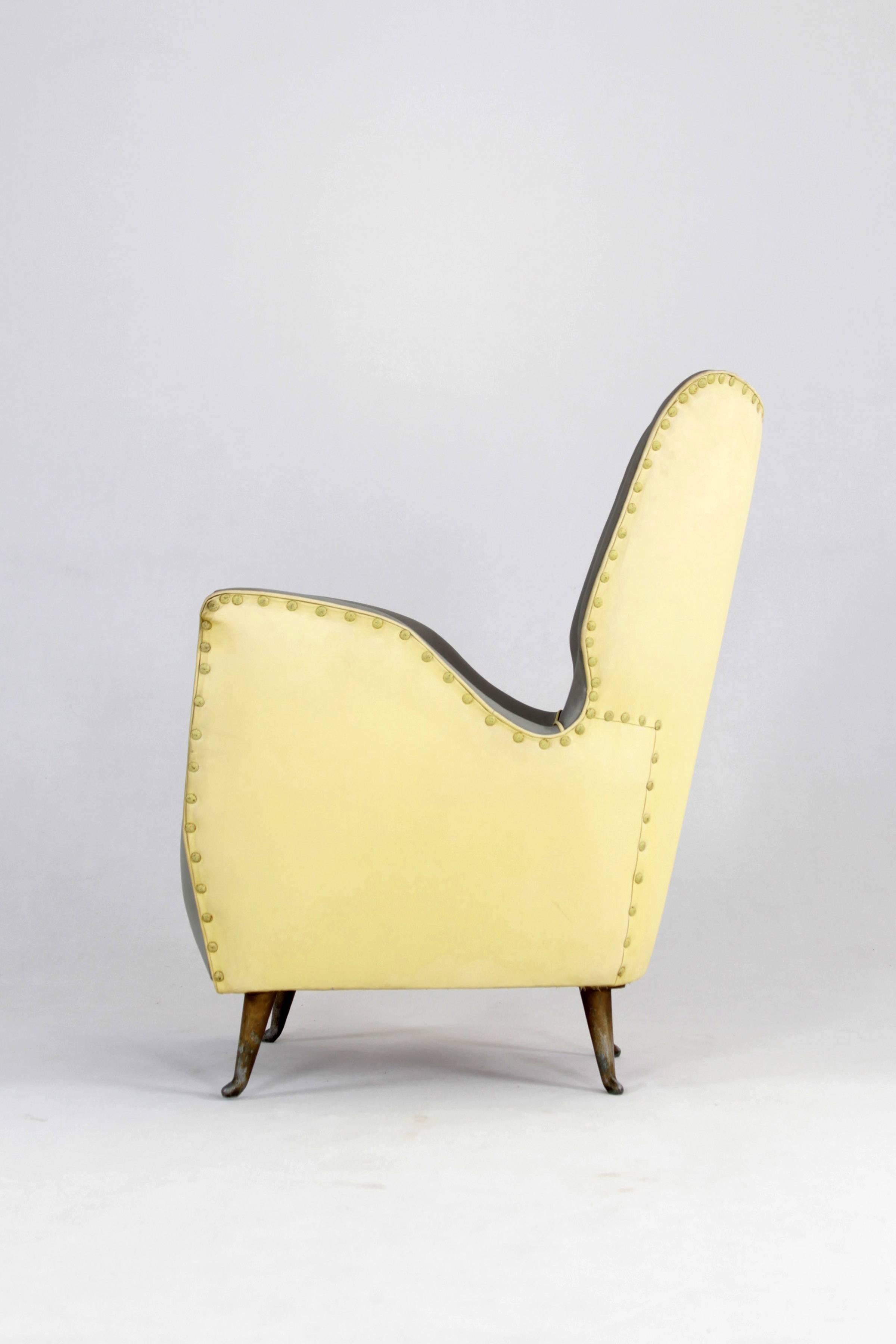 This Italian armchair was manufactured by I.S.A. Bergamo in the 1950s. The furniture body has the original skai cover in yellow and light grey and is supported by patinated brass legs. The armchair is in good vintage condition.

Do not hesitate to