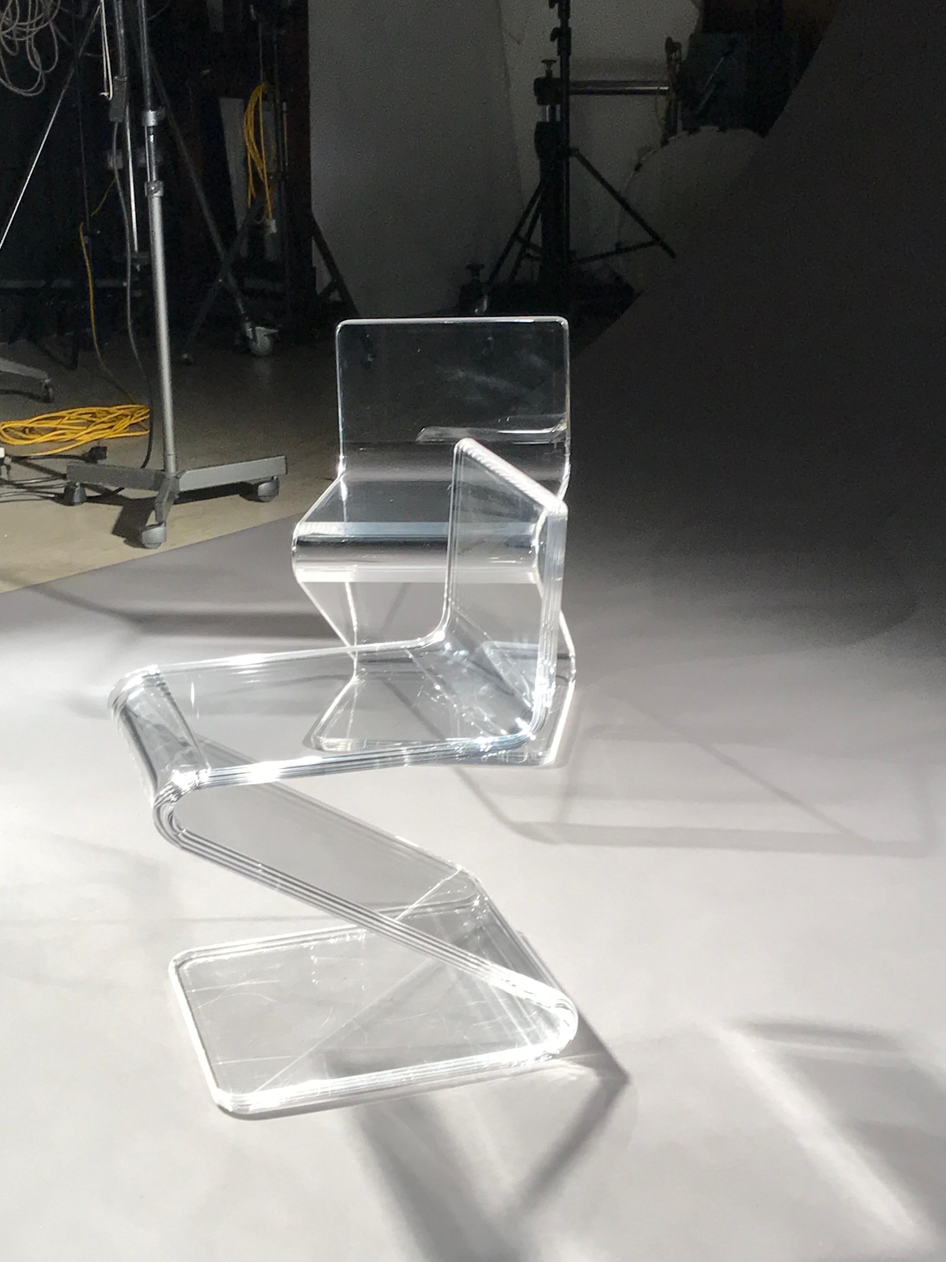 Paire de chaises « Z » en plexiglas Lucite Cantilever Gerrit Rietveld mi-siècle moderne en vente 1