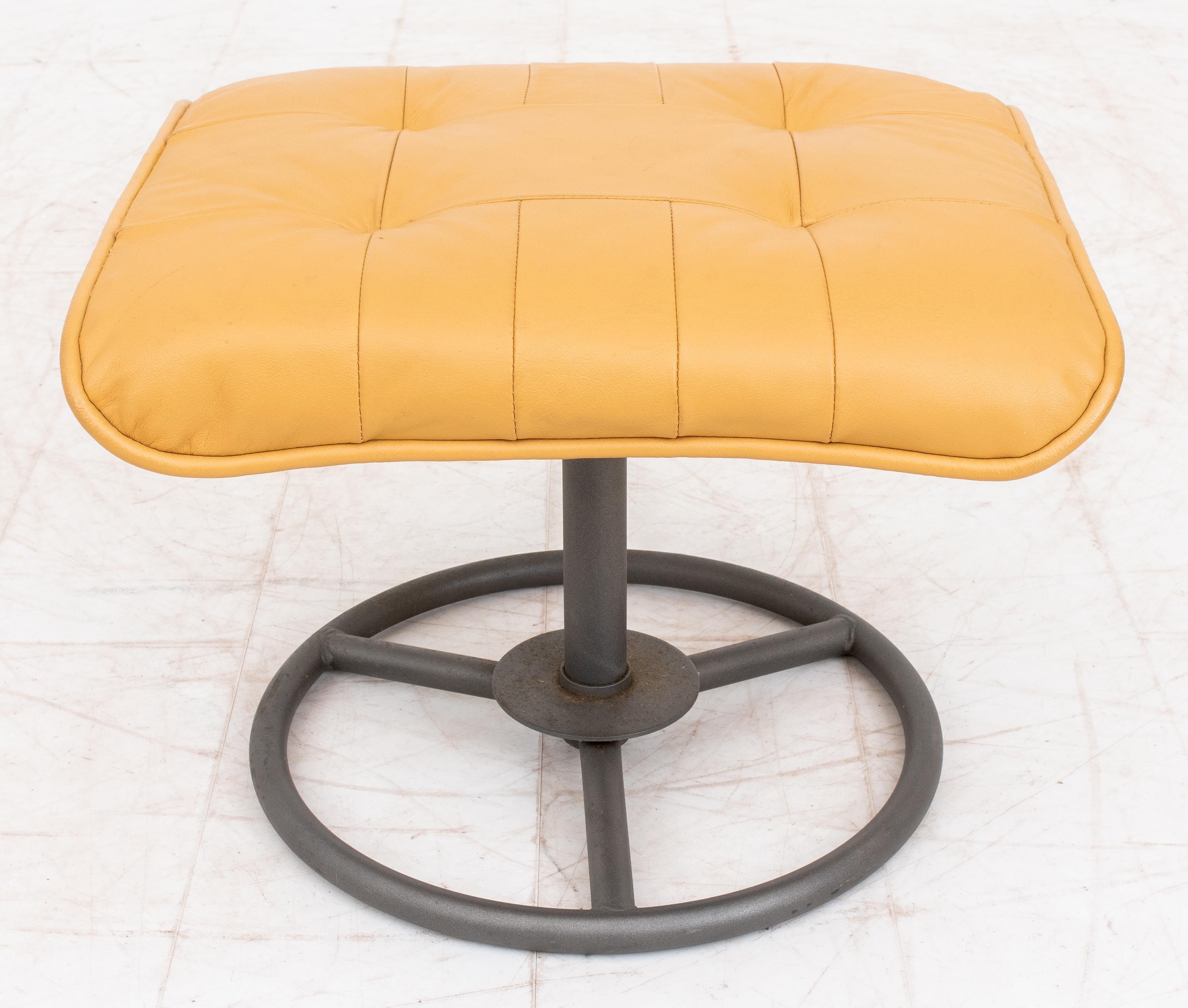 ChairWorks Fauteuil pivotant inclinable et ottoman en vente 4