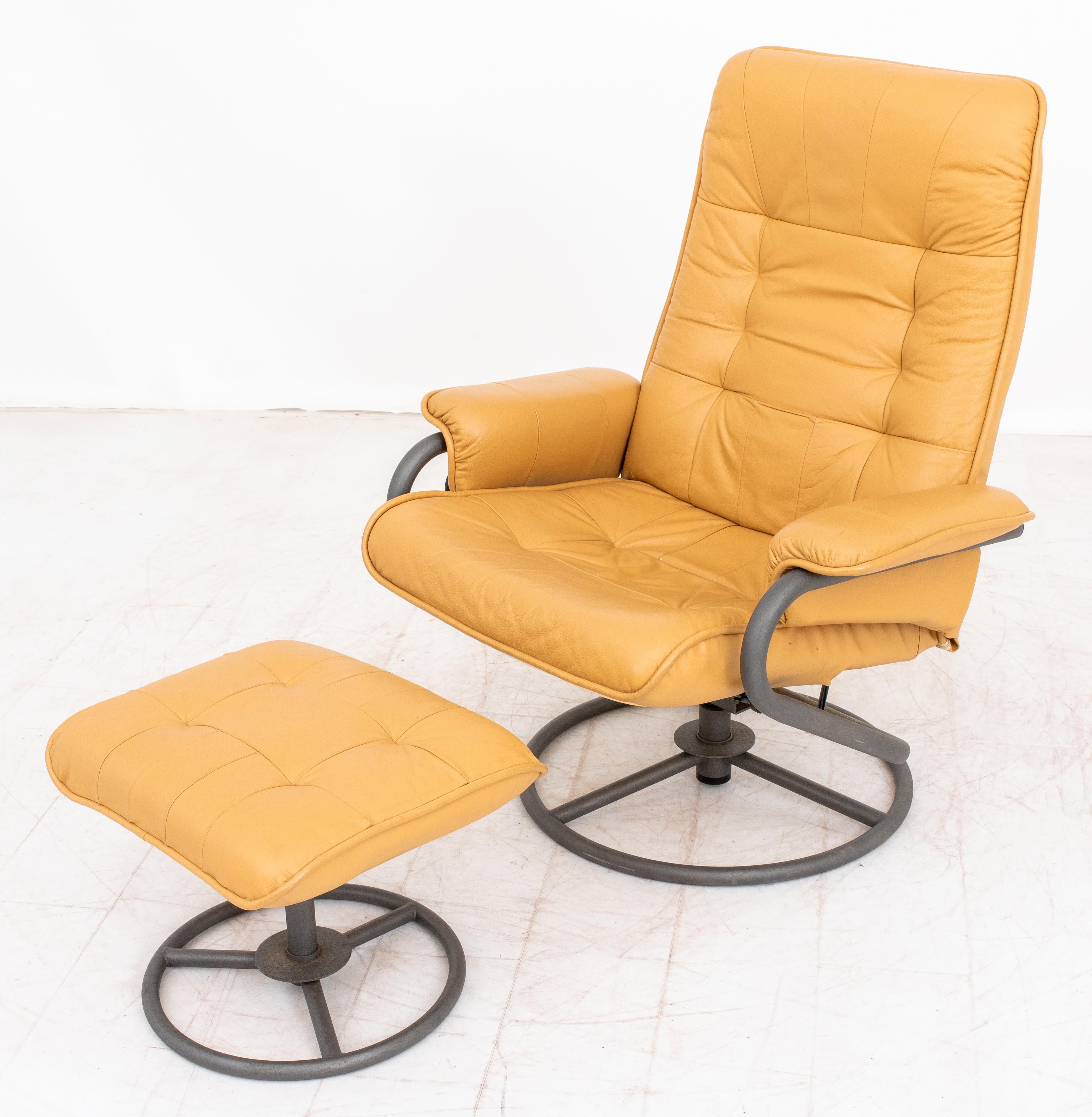ChairWorks Camel-Tone Fauteuil et Ottoman inclinables et rembourrés, bases tripodes circulaires, chacun étiqueté 