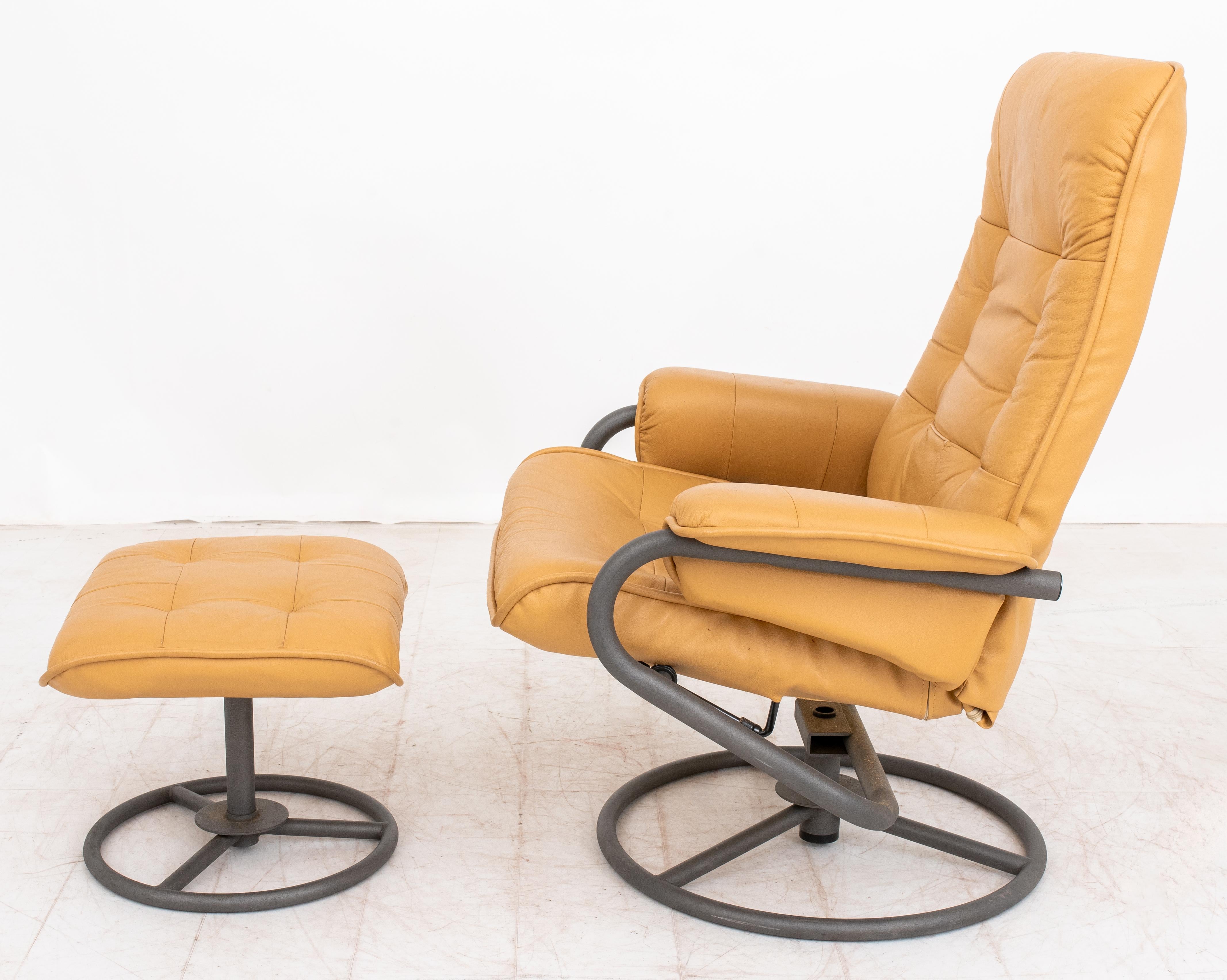 Mid-Century Modern ChairWorks Fauteuil pivotant inclinable et ottoman en vente