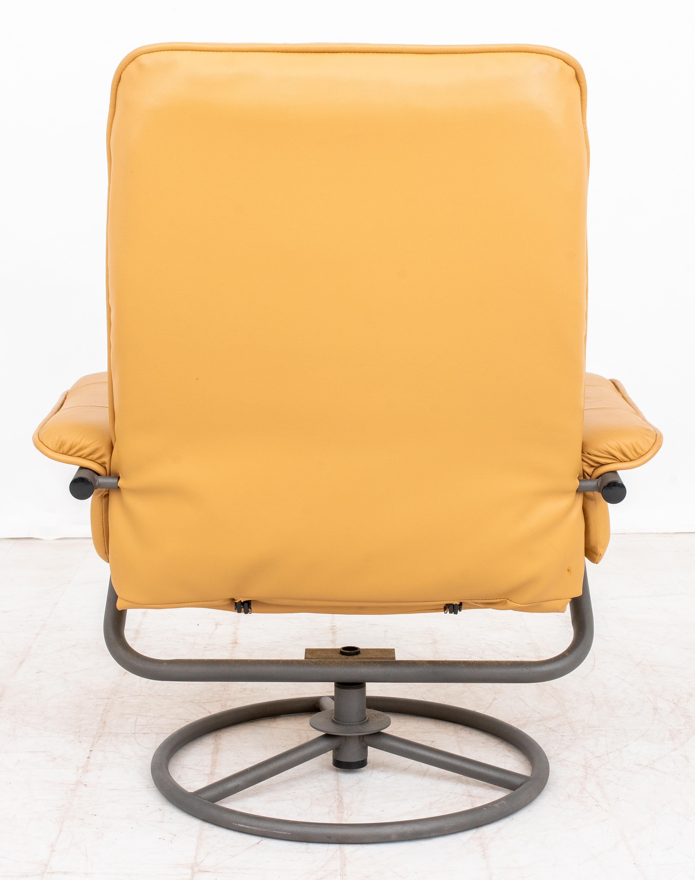 ChairWorks Fauteuil pivotant inclinable et ottoman Bon état - En vente à Astoria, NY