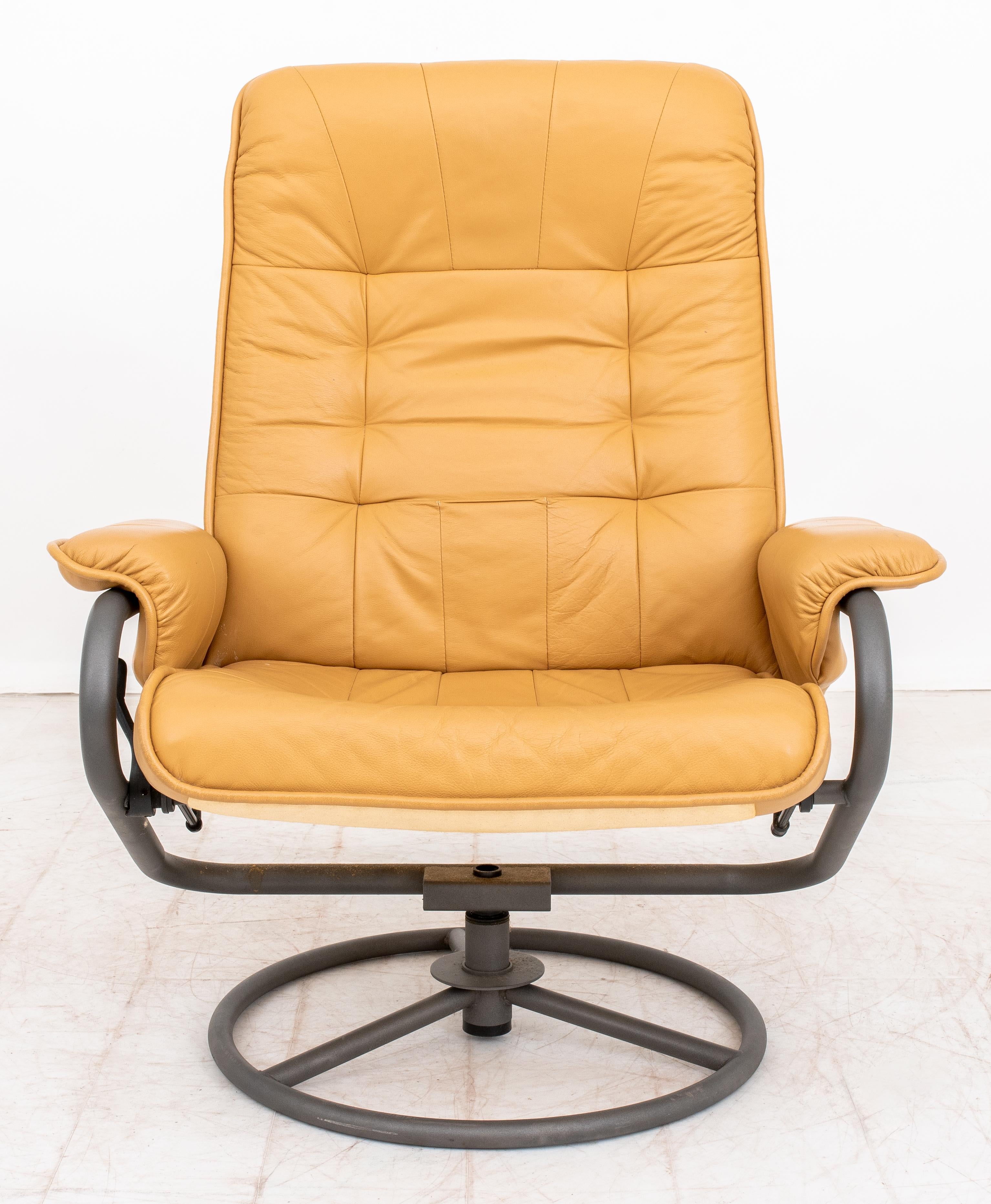 20ième siècle ChairWorks Fauteuil pivotant inclinable et ottoman en vente