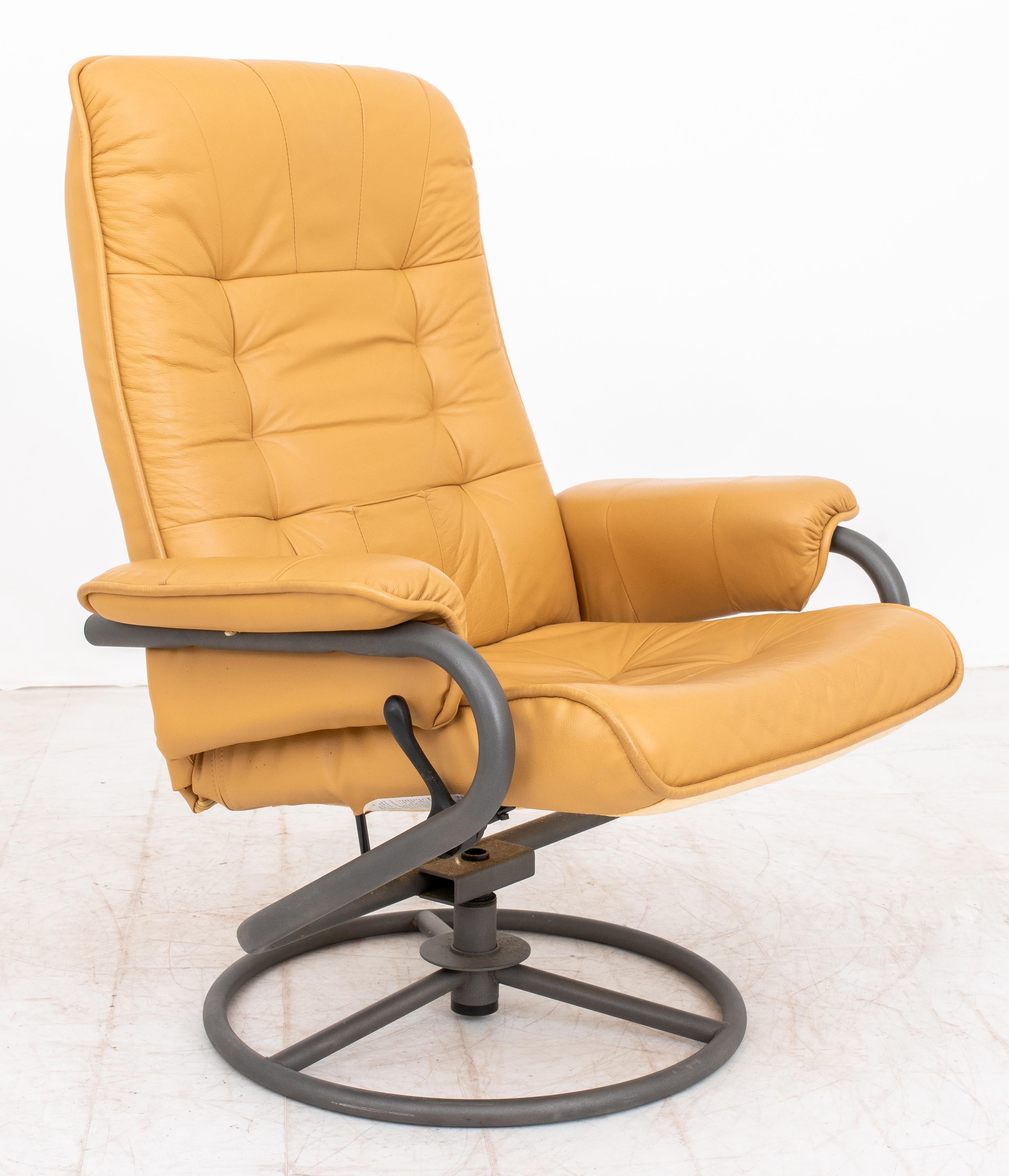 Métal ChairWorks Fauteuil pivotant inclinable et ottoman en vente
