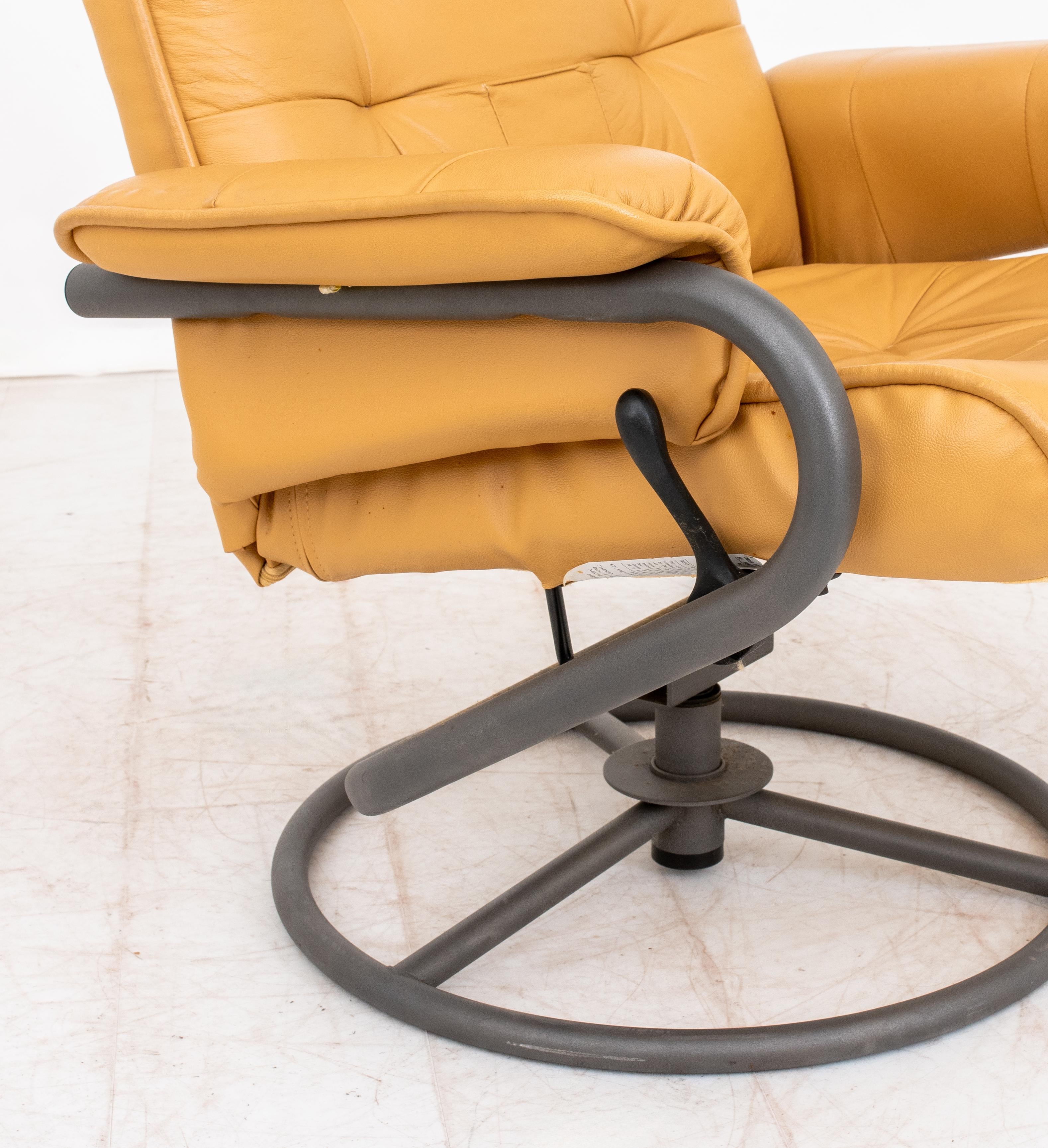 ChairWorks Fauteuil pivotant inclinable et ottoman en vente 1