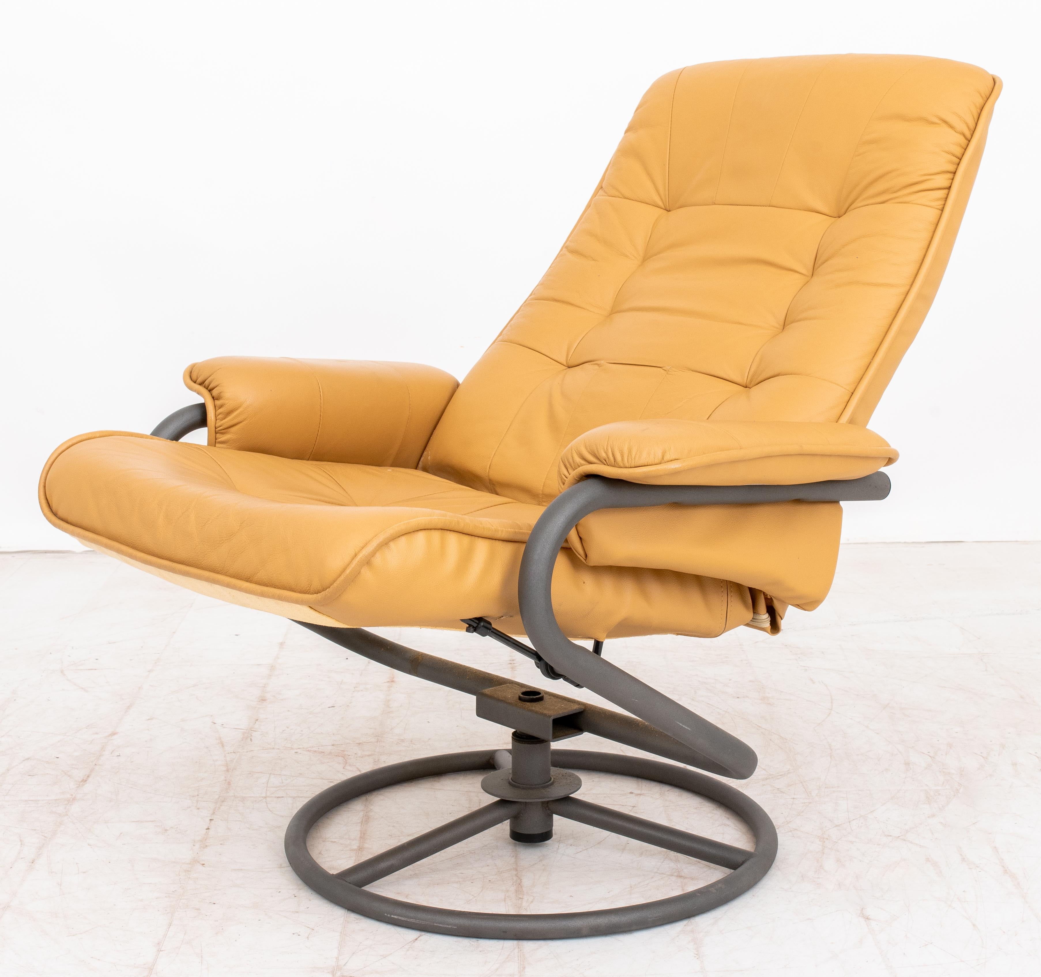 ChairWorks Fauteuil pivotant inclinable et ottoman en vente 3