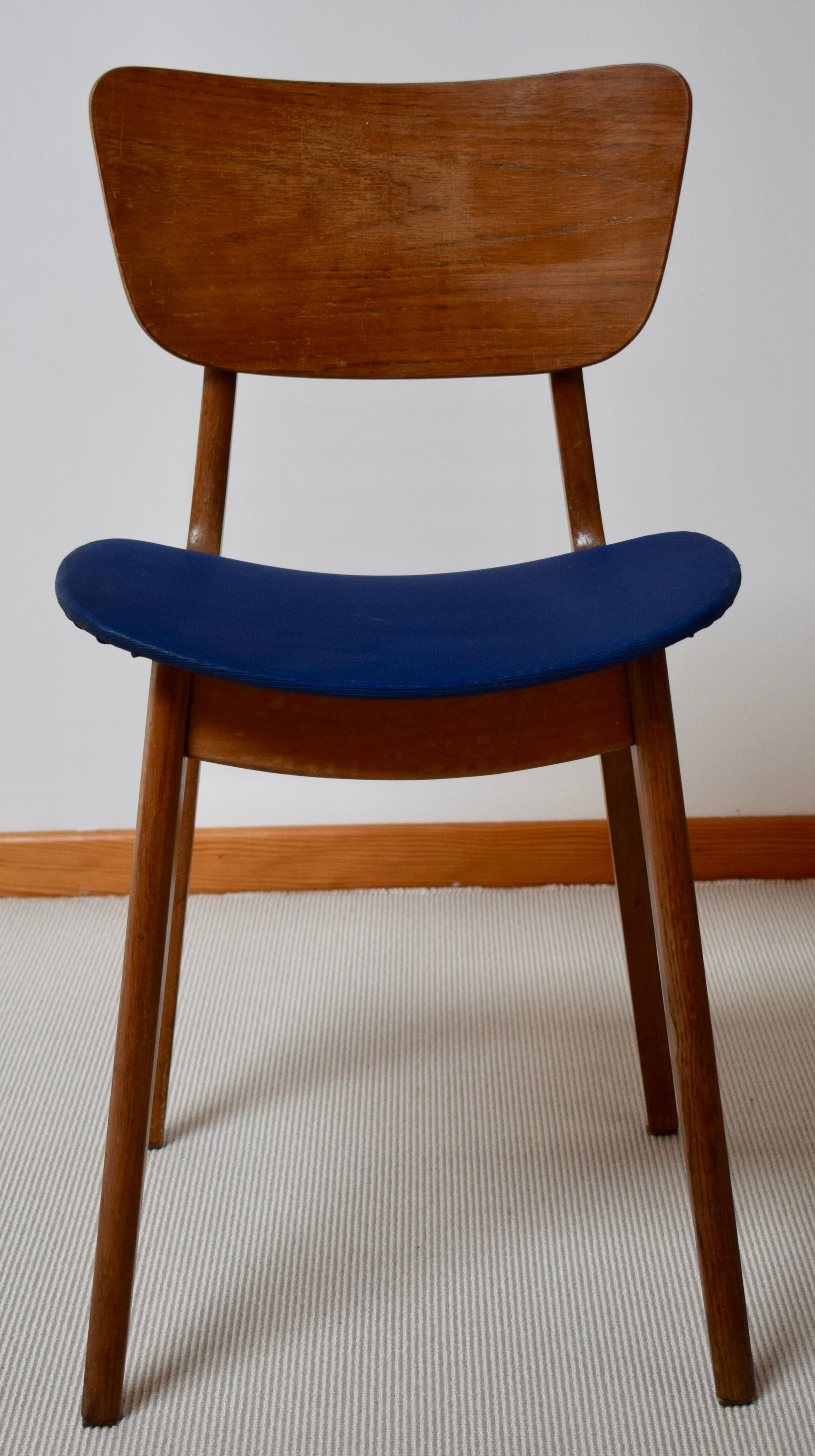 Chaise 6157 de Roger Landault
Cette chaise des années 50 a été éditée par Boutier.  Structure, dossier et assise en bois. L'assise est garnie d'un revêtement style skai de couleur bleu.

Longueur : 40 cm
Hauteur : 73 cm
Profondeur : 46 cm
