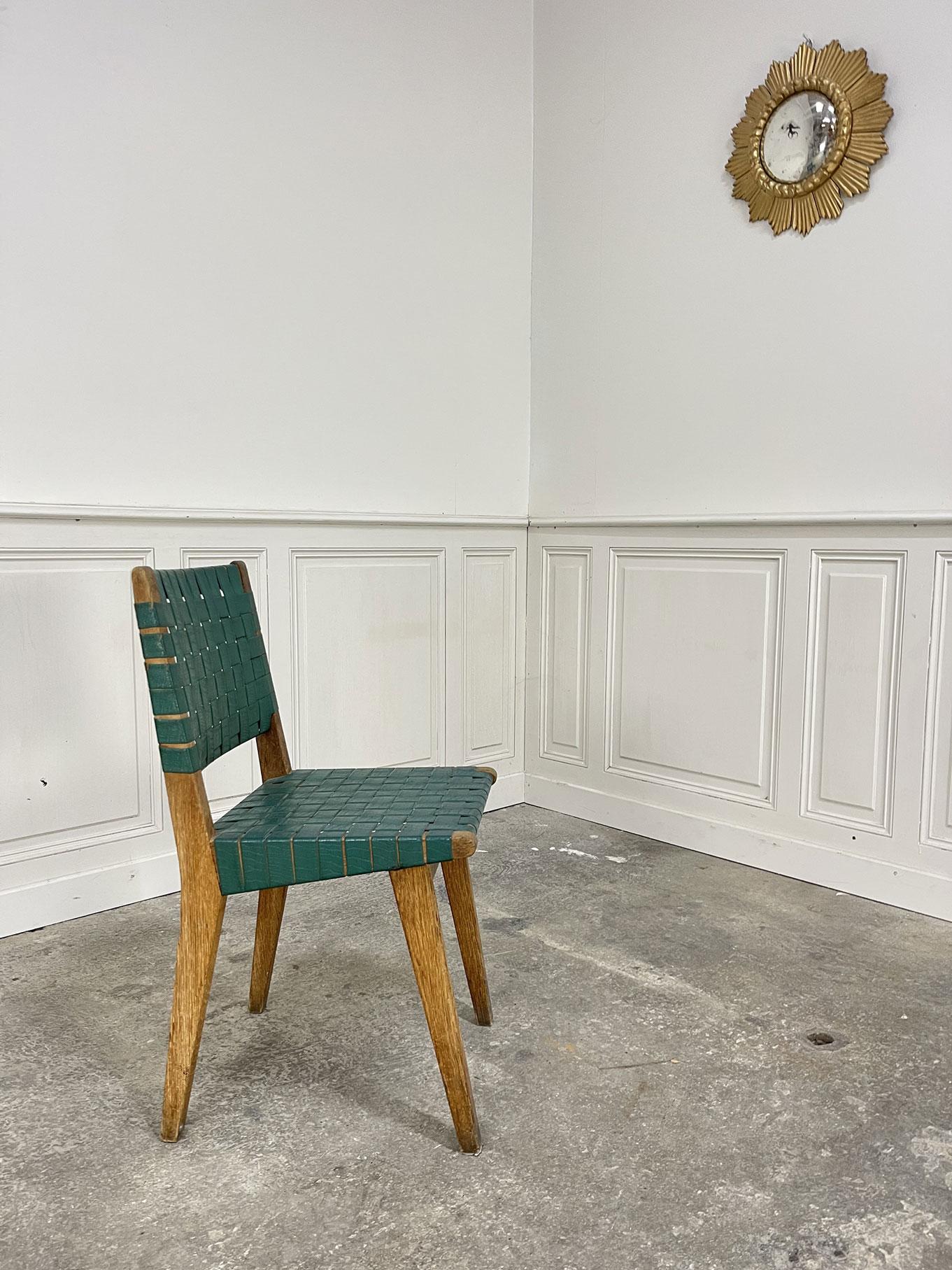 Die Liege 666 von Jens Risom, die ursprünglich mit Fallschirmspringern hergestellt wurde, ist ein Designklassiker, der für das Haus Knoll entworfen wurde. Die Arbeit mit dem Holz für die Holzschalung, die nach Art des Holzes ausgeführt wird, lässt