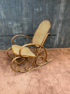 Chaise à bascule de style Thonet, CIRCA 1930, en bon état.