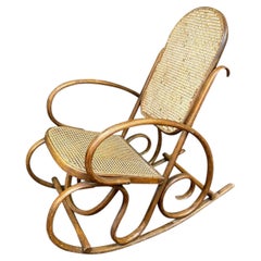 Chaise à bascule style Thonet circa 1930 bon état.