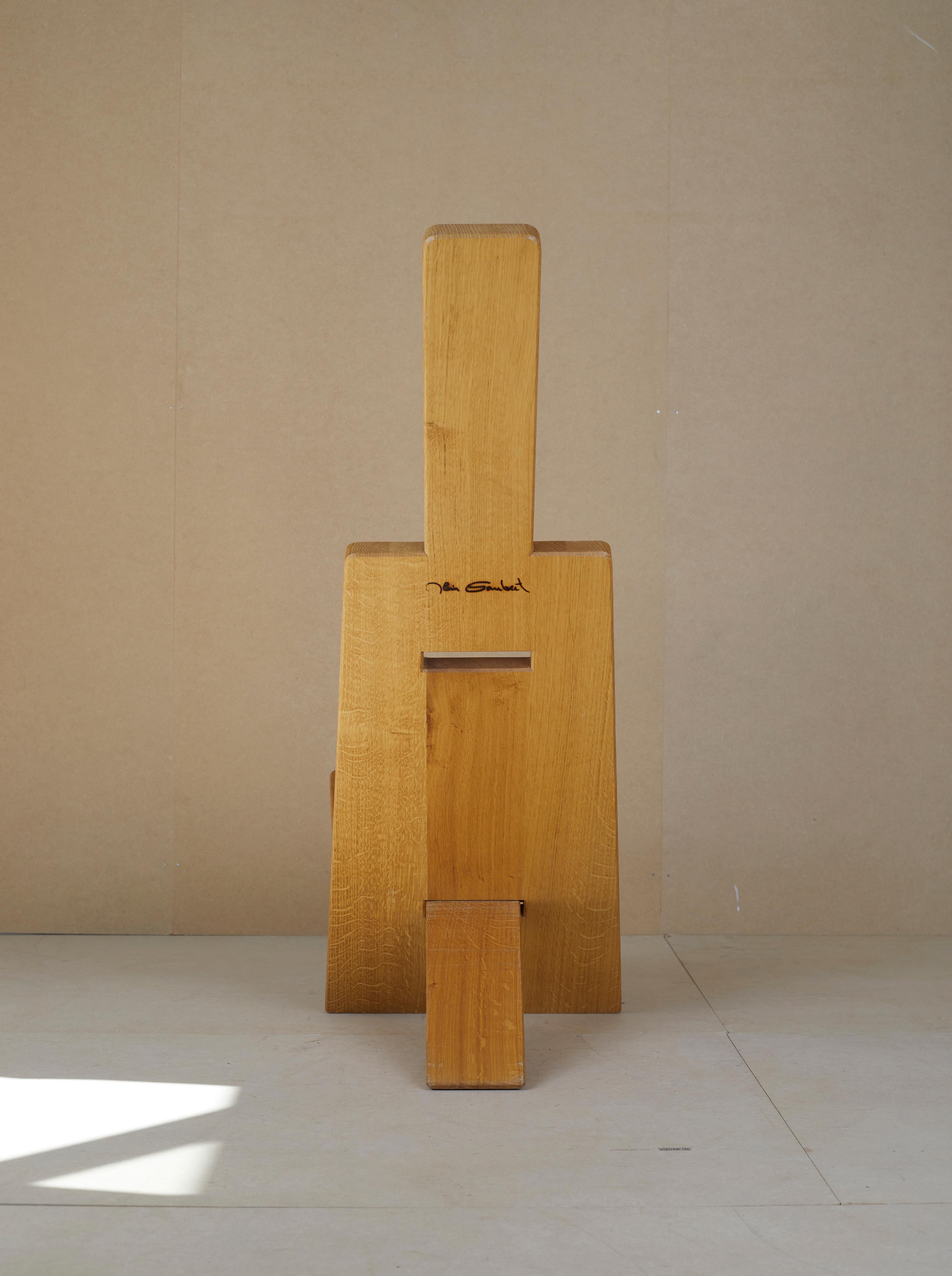 Wood Chaise Africaniste en chêne massif par Alain Gaubert Circa 1980 For Sale