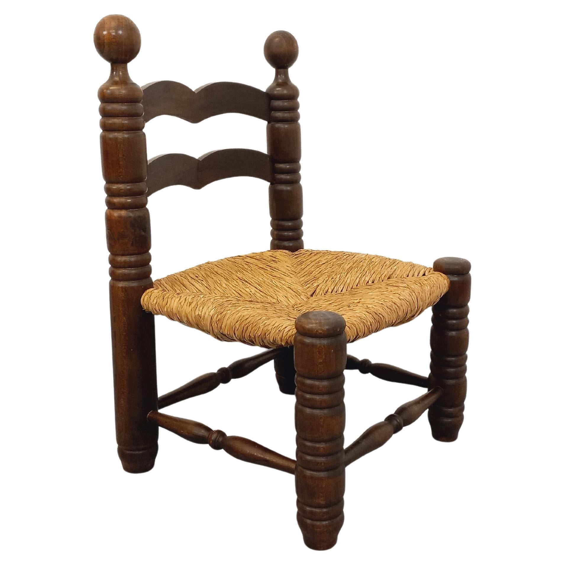 Chaise basse brutaliste Charles Dudouyt vintage en bois et paille des années 40