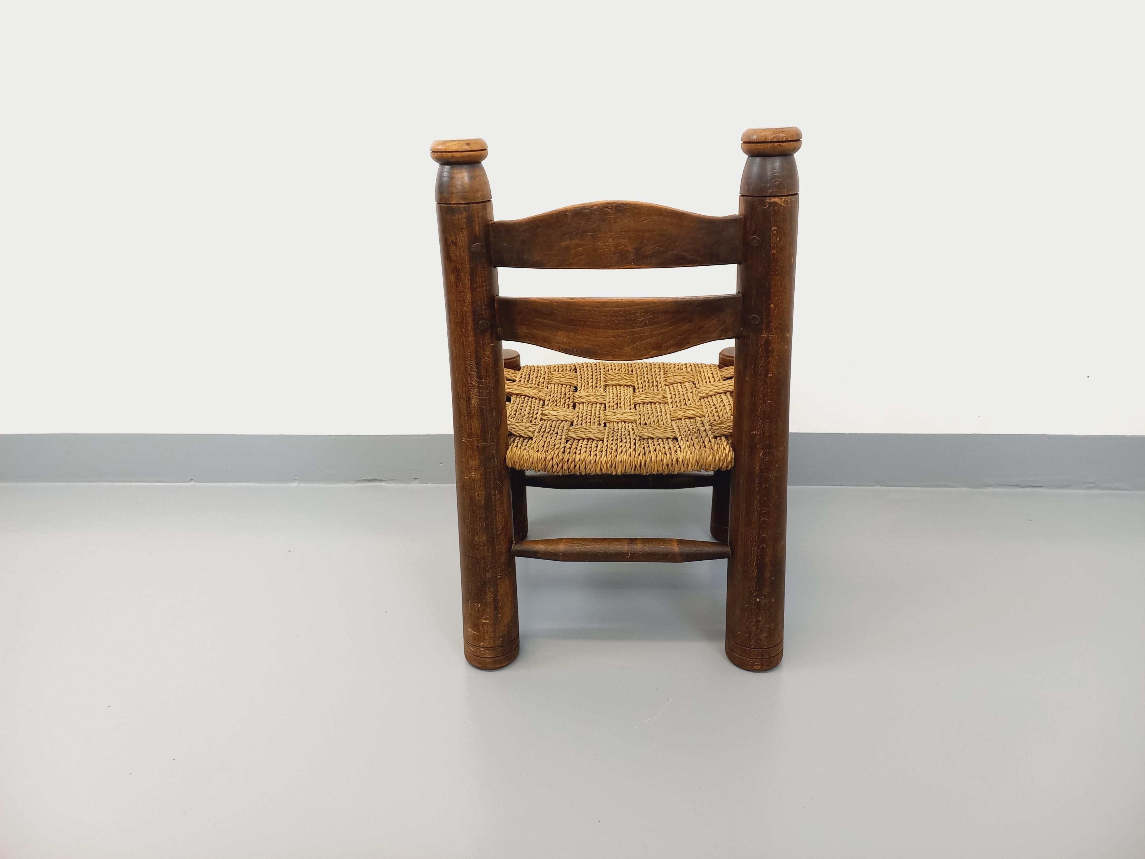 French Chaise basse brutaliste Charles Dudouyt vintage en bois et paille For Sale