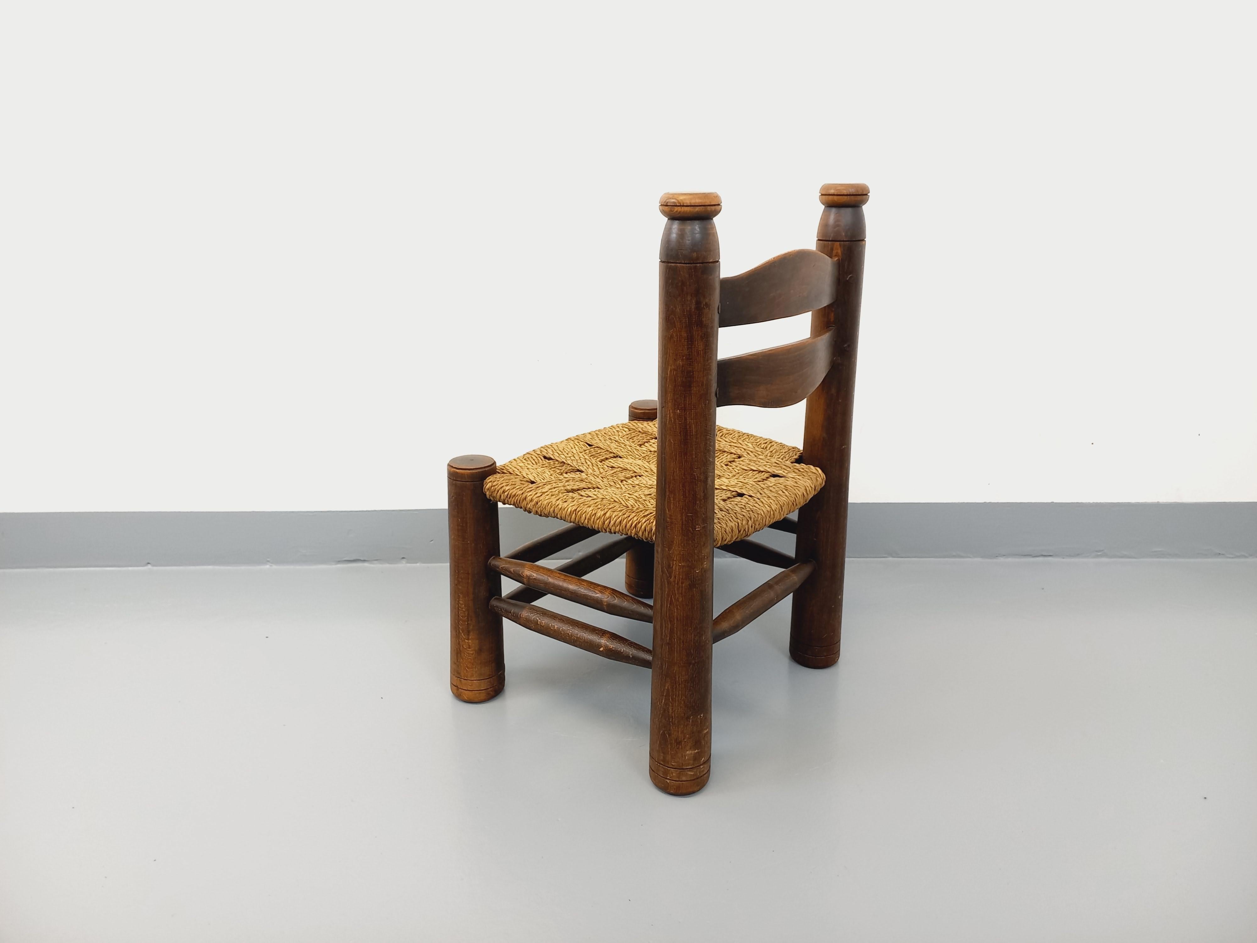 Chaise basse brutaliste Charles Dudouyt vintage en bois et paille In Good Condition For Sale In BESANÇON, FR