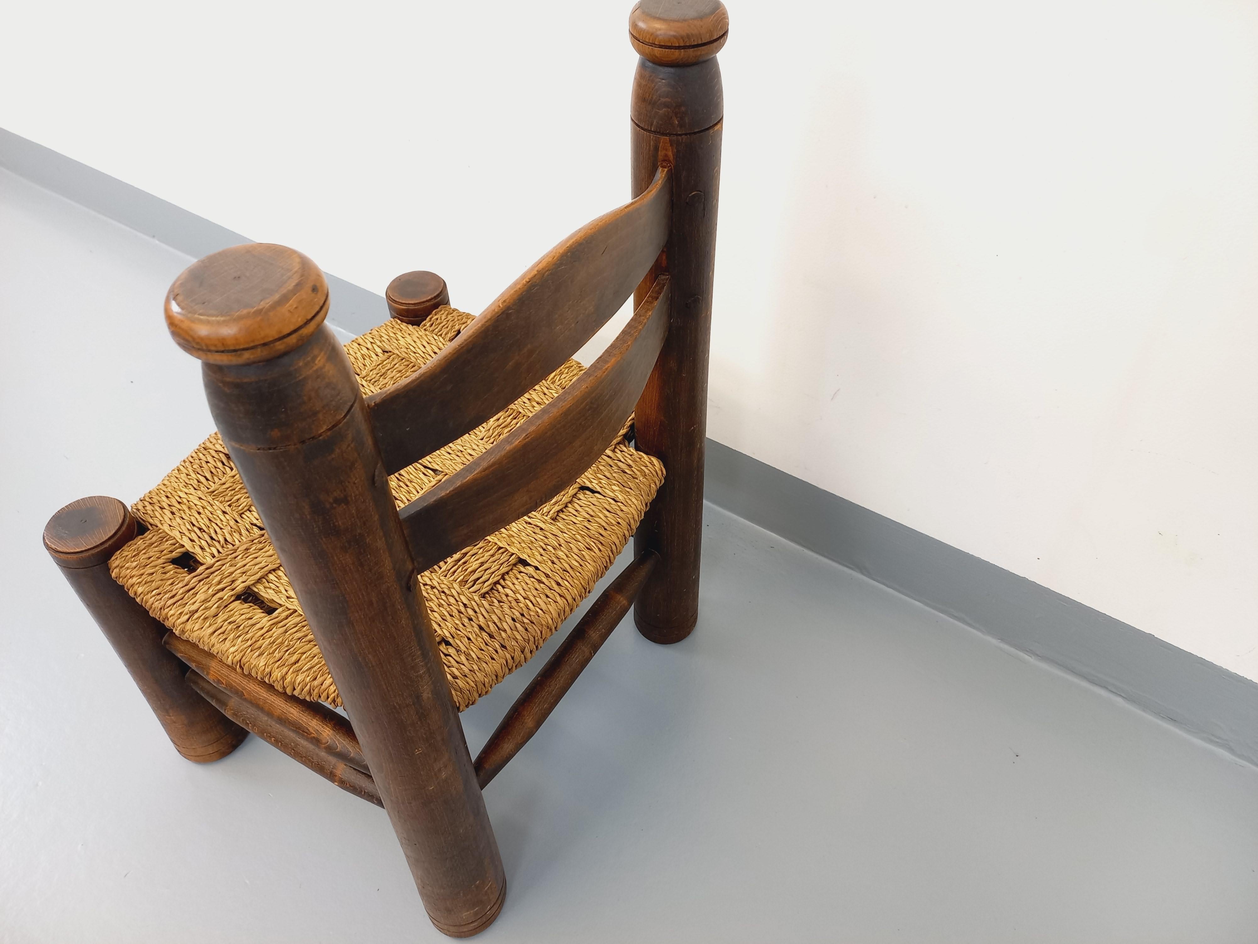 Chaise basse brutaliste Charles Dudouyt vintage en bois et paille For Sale 1