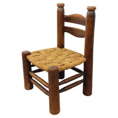 Chaise basse brutaliste Charles Dudouyt vintage en bois et paille