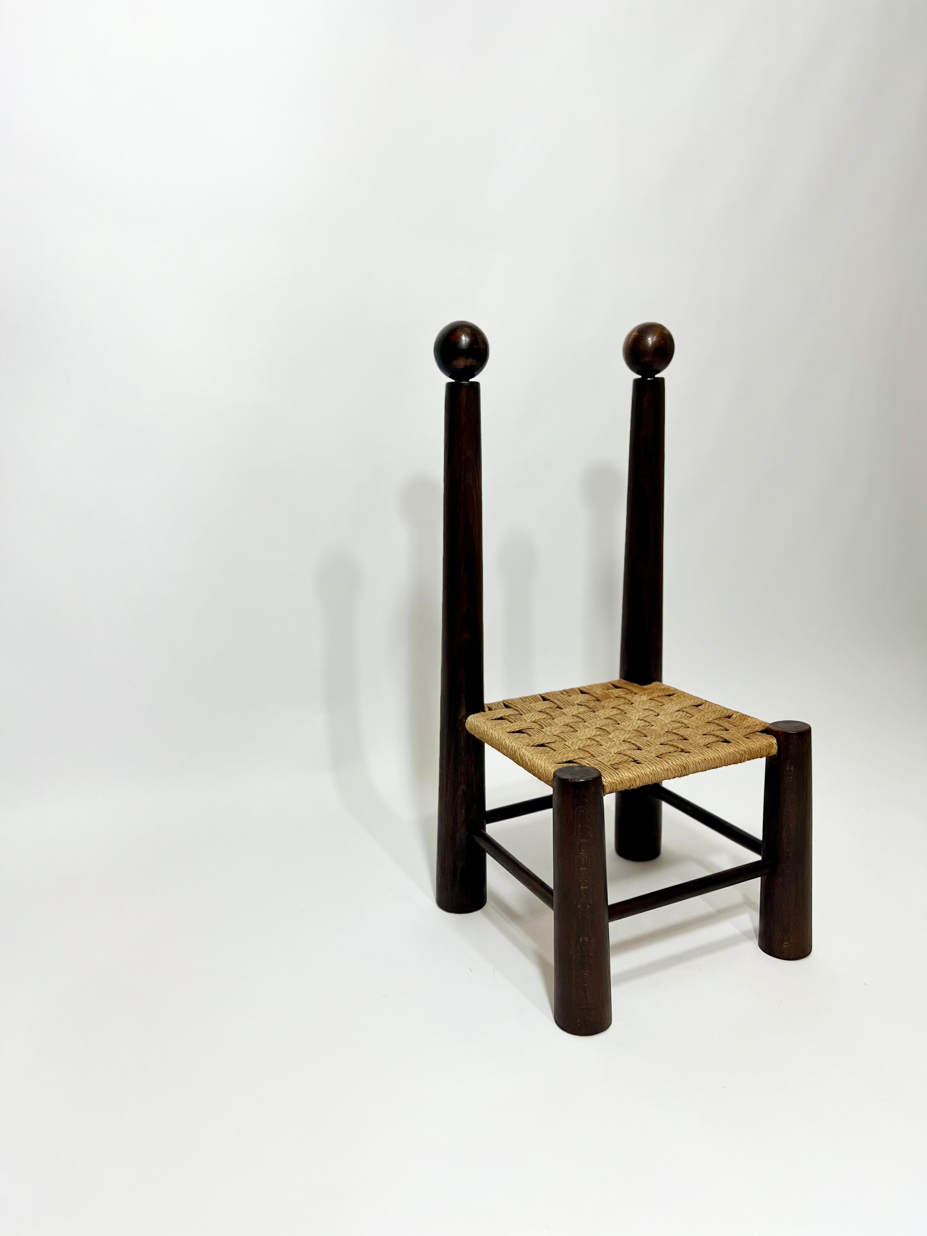 Chaise basse en chêne massif et cordes tressées dans le goût de Charles Duduouyt, France, années 1950. Chaise solide et stable en bon état tant au niveau de la structure et de l'assise tressés en cordes de qualité. Chaise nouvellement teinté et