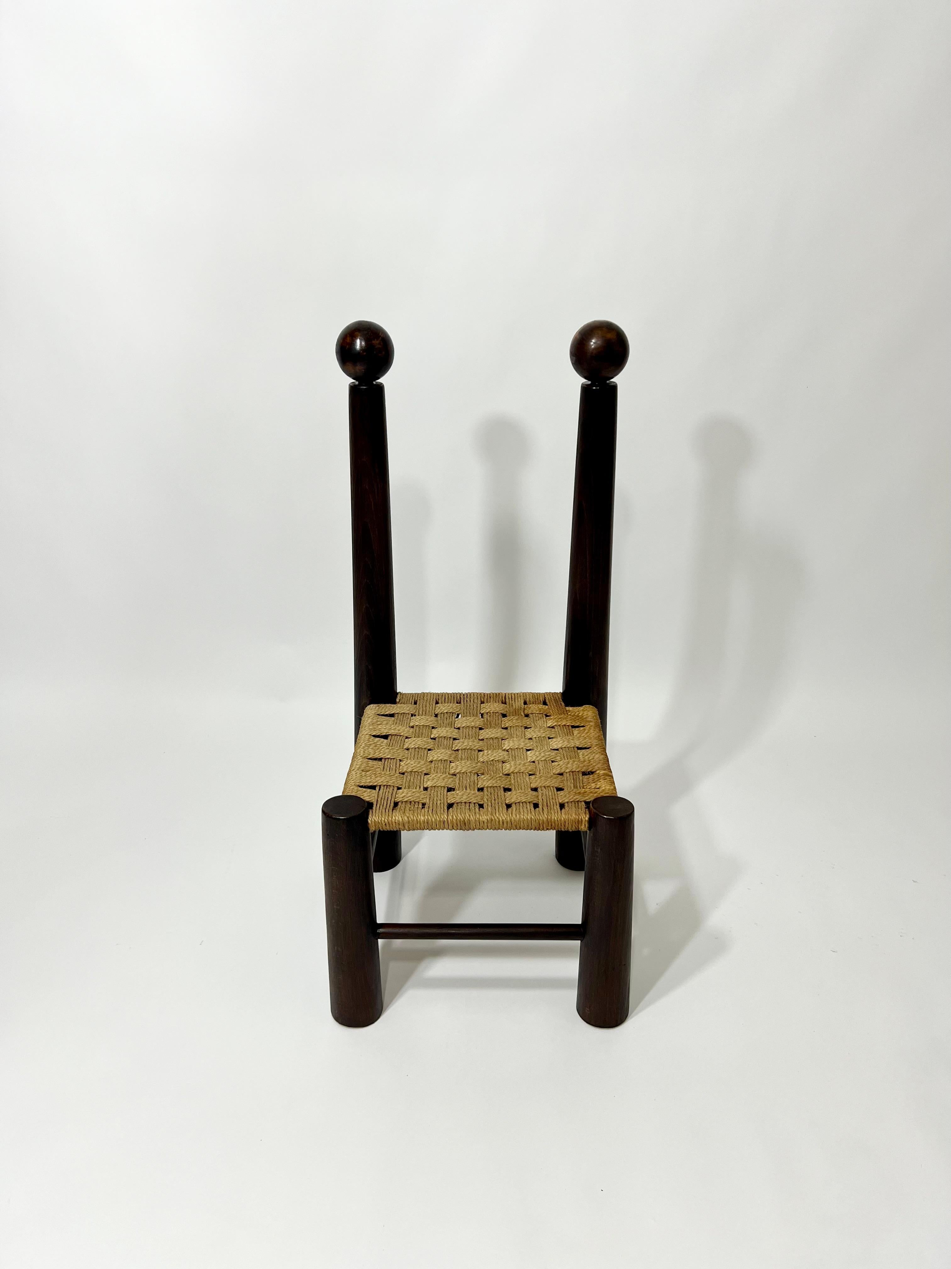 Mid-Century Modern Chaise basse en bois massif et corde tréssée dans le goût de Charles Dudouyt en vente