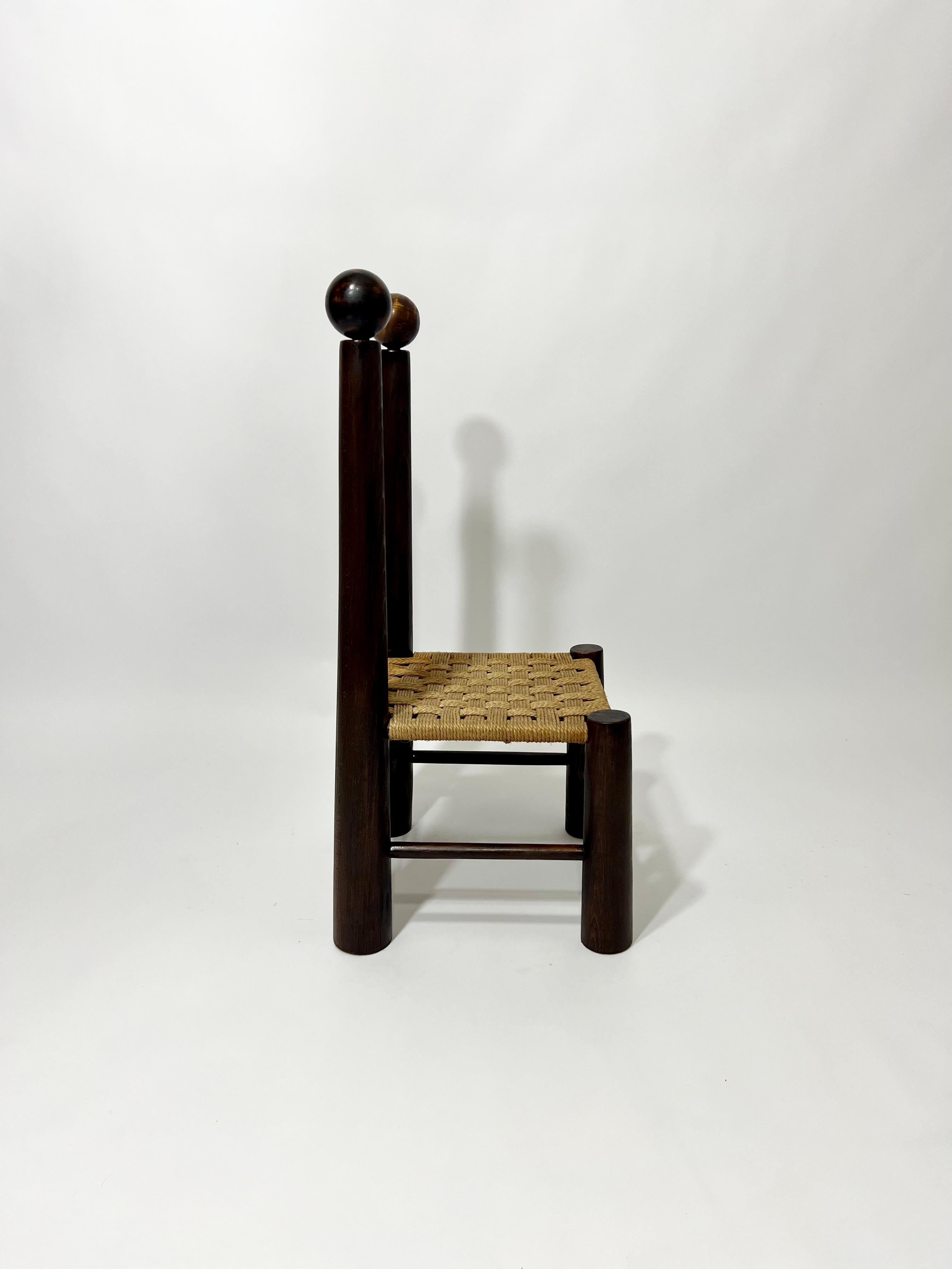 Français Chaise basse en bois massif et corde tréssée dans le goût de Charles Dudouyt en vente