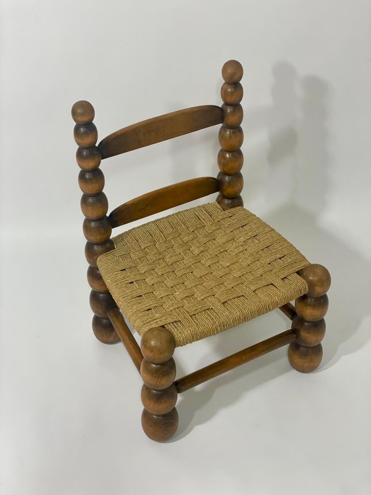 Brutalisme Chaise basse en bois massif tourné et corde dans le style de Charles Dudouyt en vente