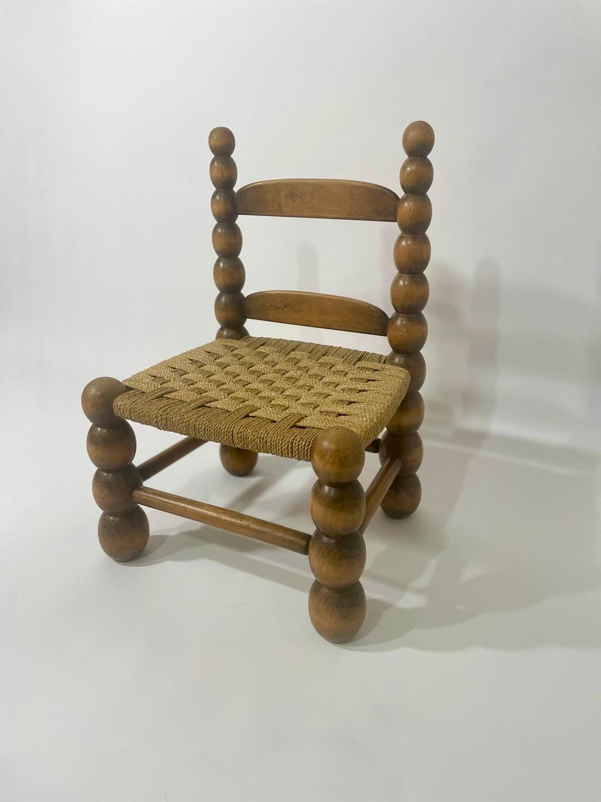 Français Chaise basse en bois massif tourné et corde dans le style de Charles Dudouyt en vente
